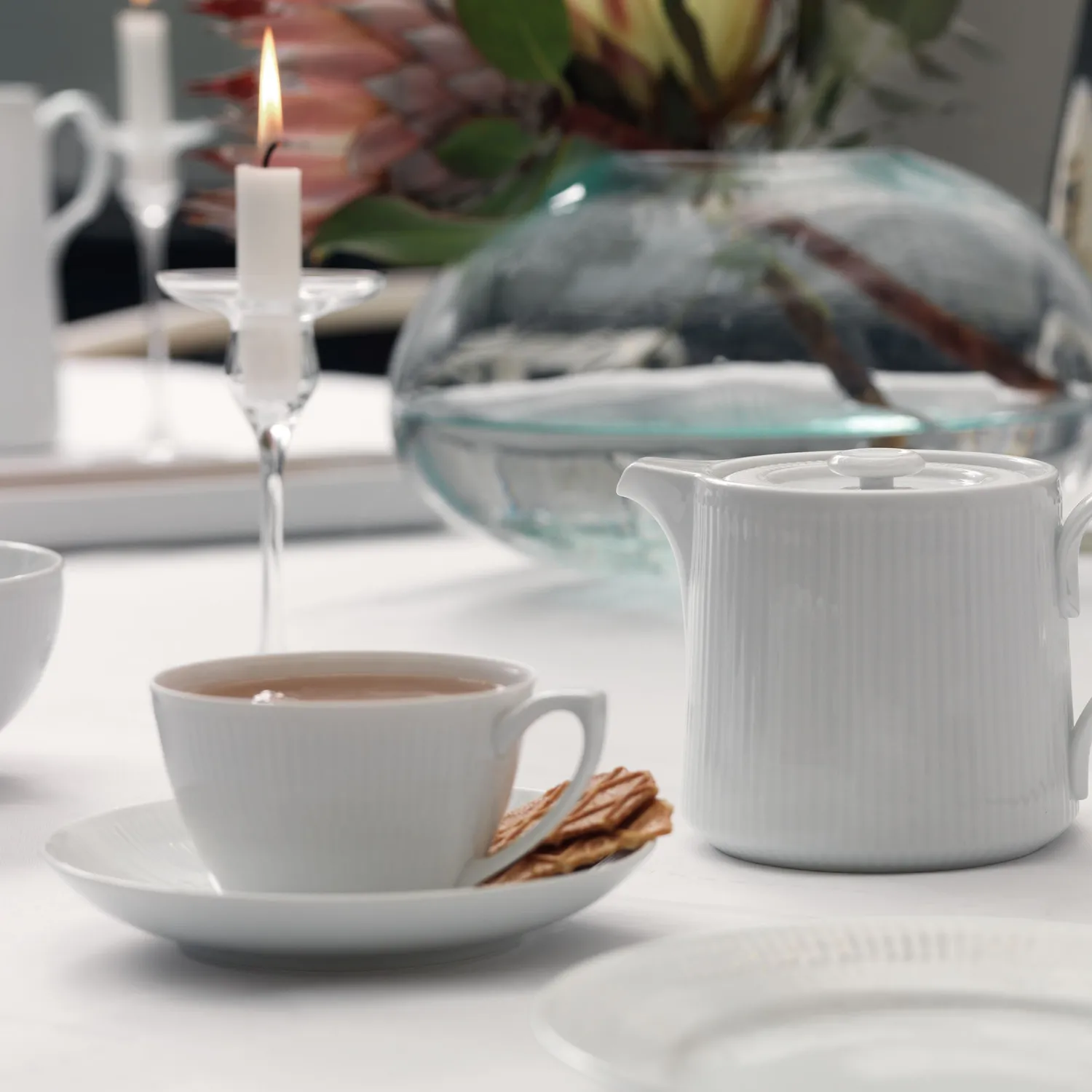 Kgl. Porcelæn Hvid Riflet kop med underkop 28 cl hvid