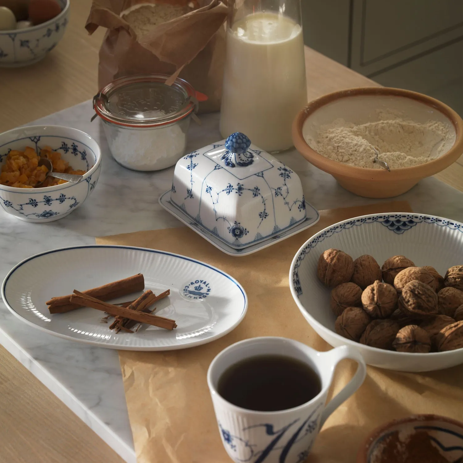 Kgl. Porcelæn Musselmalet Riflet skål 73 cl blå