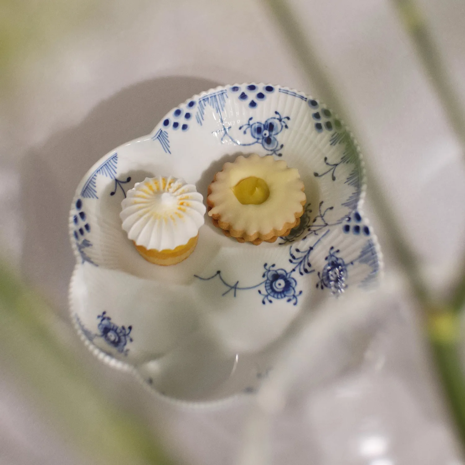 Kgl. Porcelæn Blå Elements fad 19 cm håndmalet