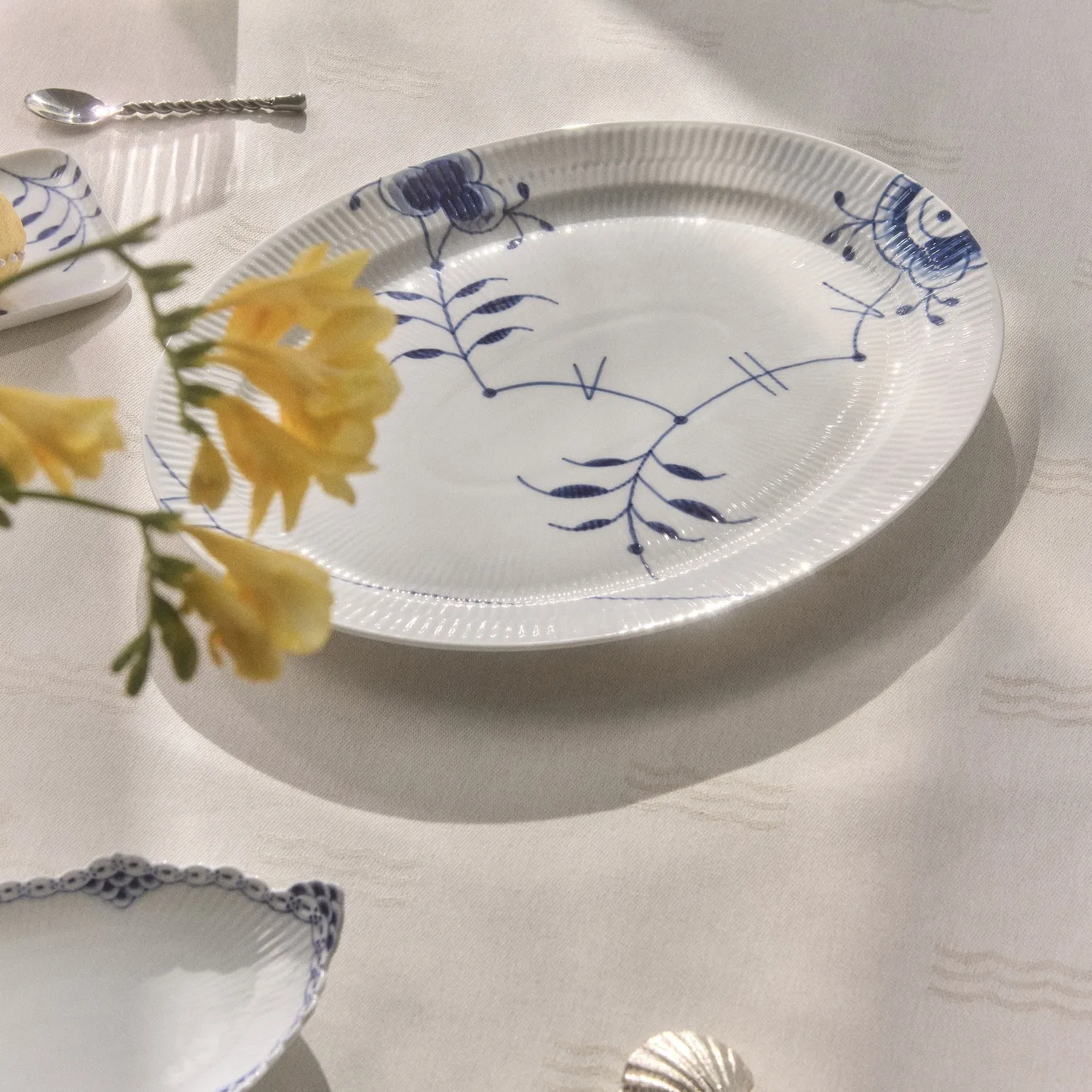Royal Copenhagen Blå Mega Riflet fad 35 cm ovalt