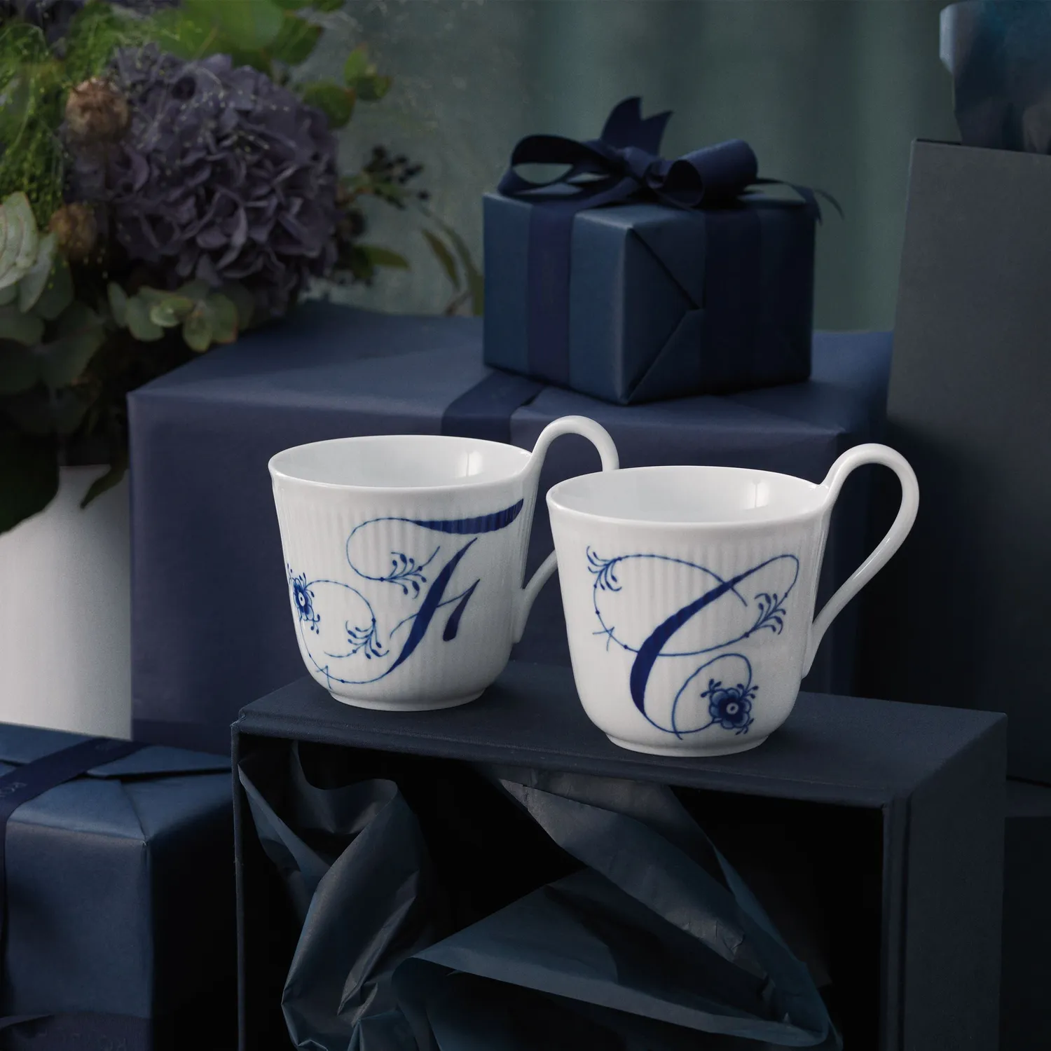 Kgl. Porcelæn Alfabet højhankskop F 33 cl floral