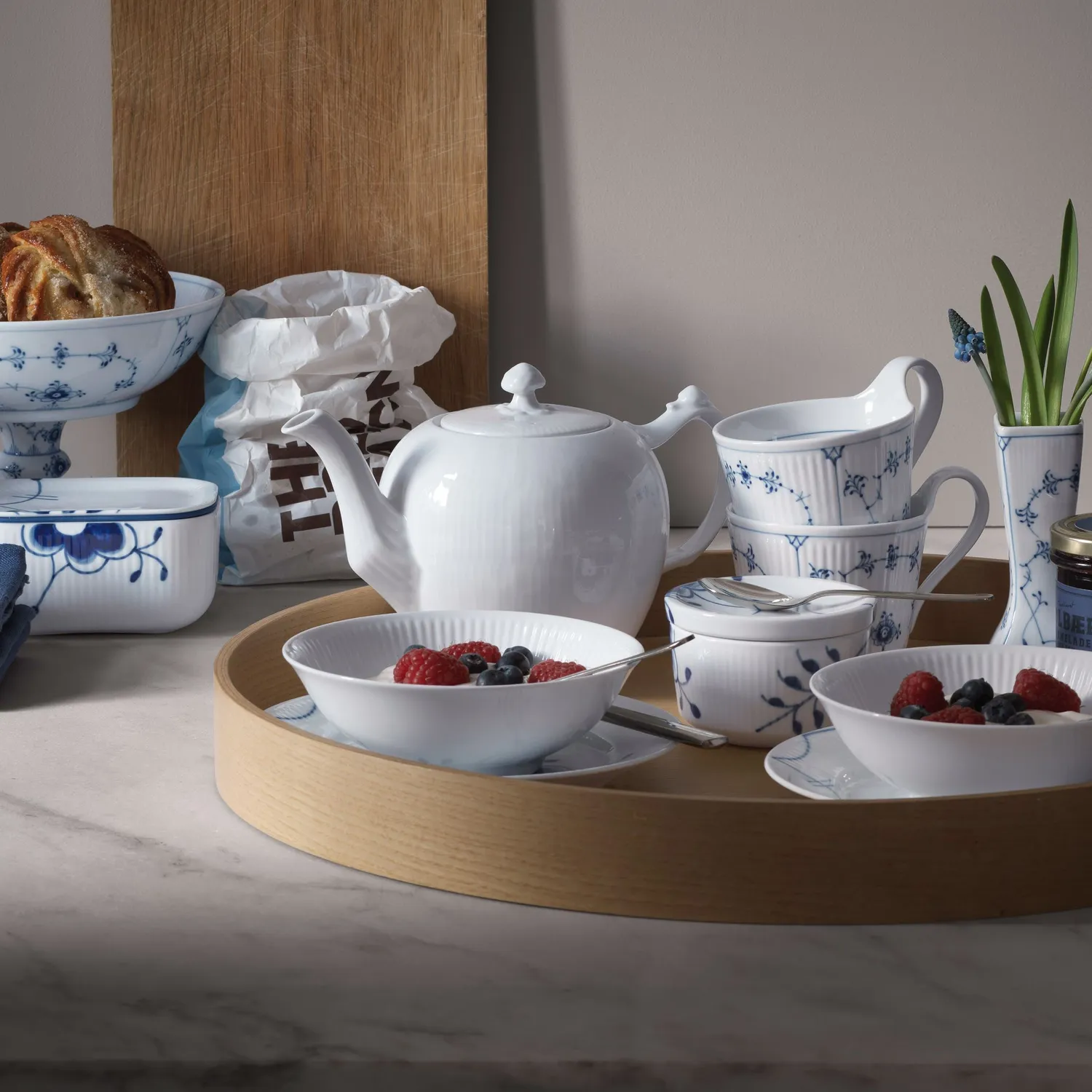 Kgl. Porcelæn Hvid Riflet tekande 100 cl hvid