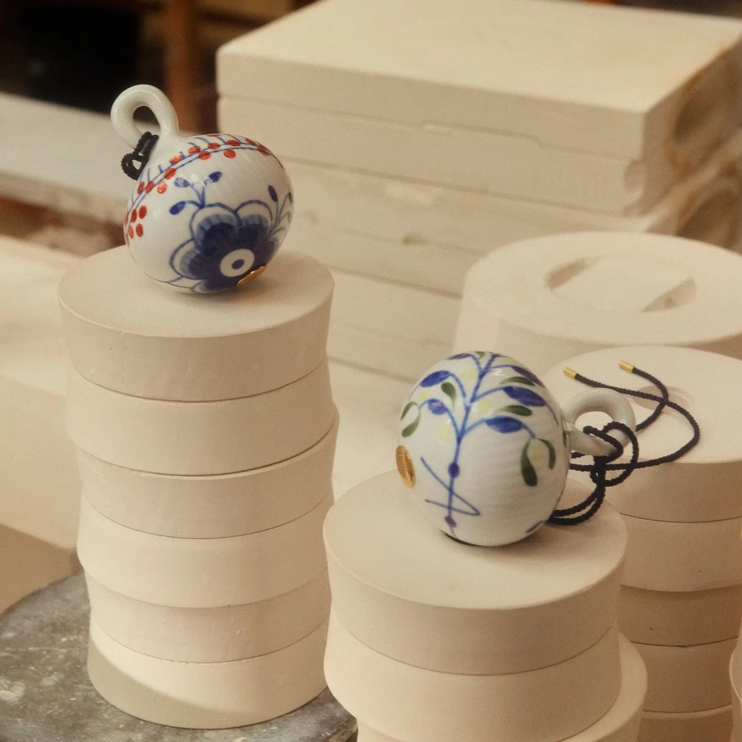 Kgl. Porcelæn Blå Mega Riflet julekugle 9,5 cm 2 stk limited