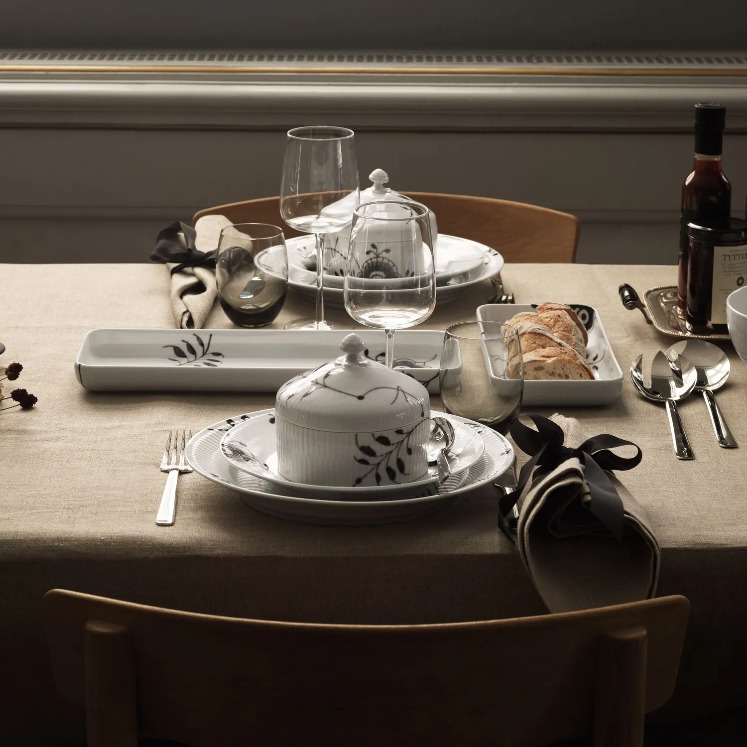 Kgl. Porcelæn Sort Mega Riflet fad 36 cm rektangulært