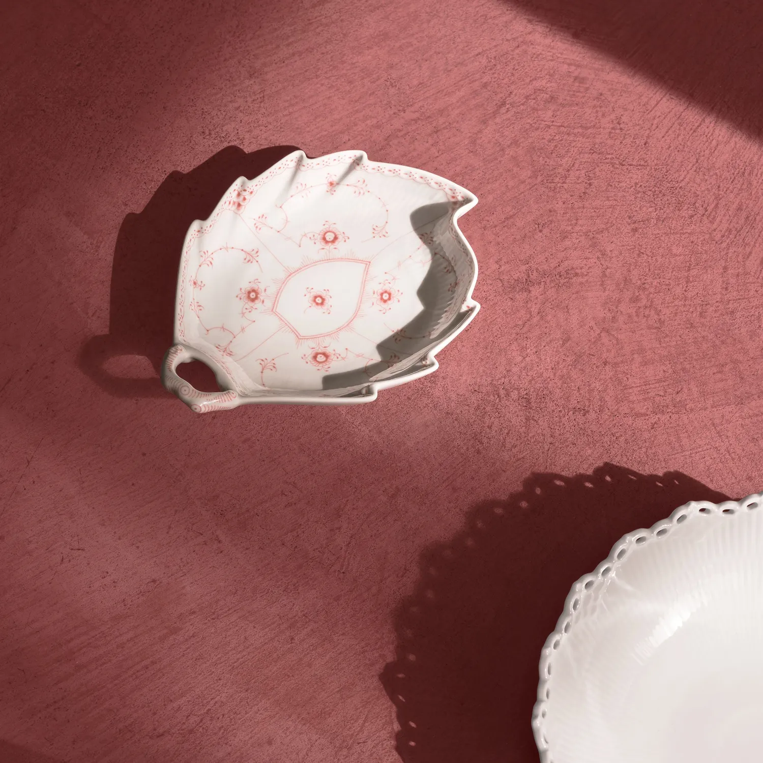 Kgl. Porcelæn Koral Musselmalet Halvblonde fad 23 cm bladformet
