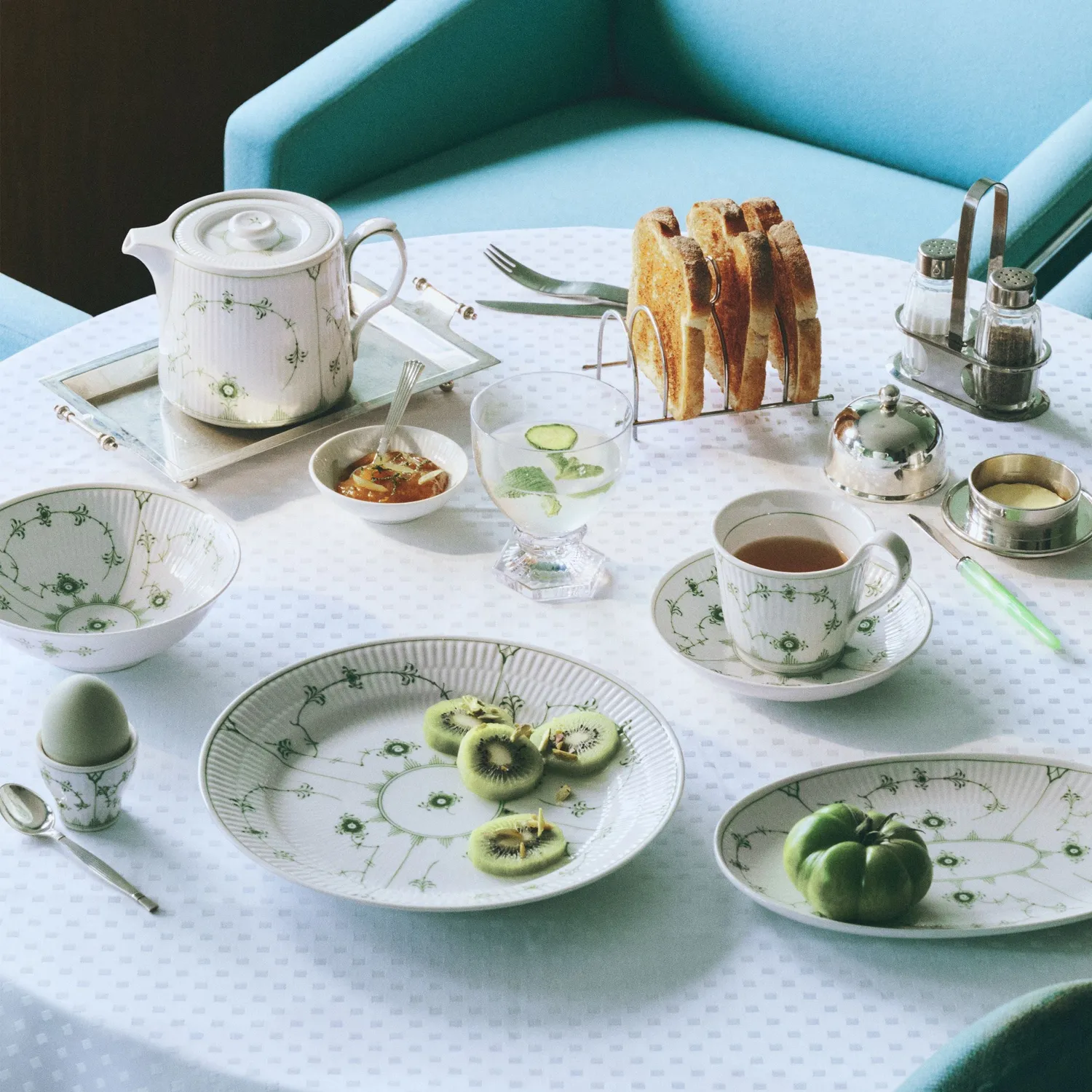 Kgl. Porcelæn Grøn Musselmalet Riflet tekande 75 cl