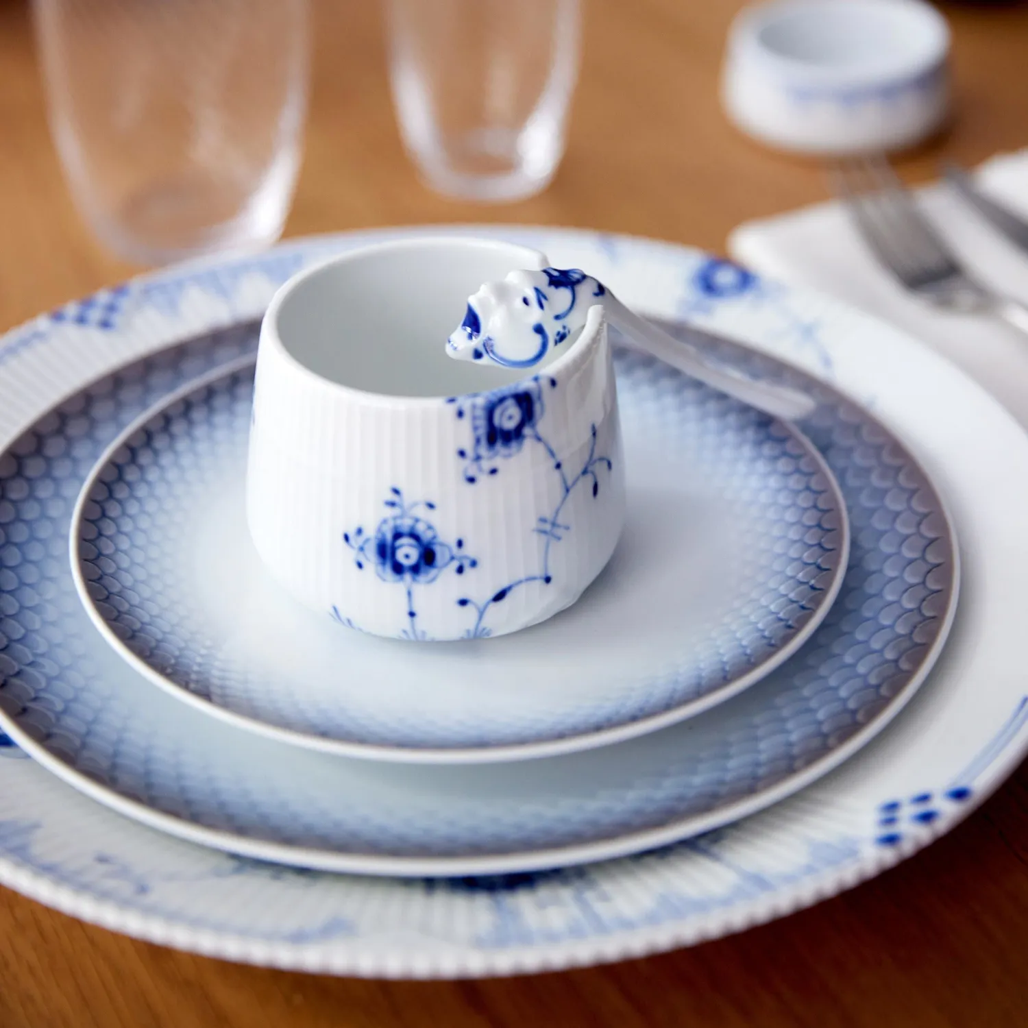 Kgl. Porcelæn Blå Elements sukkerskål med ske 8 cm blå
