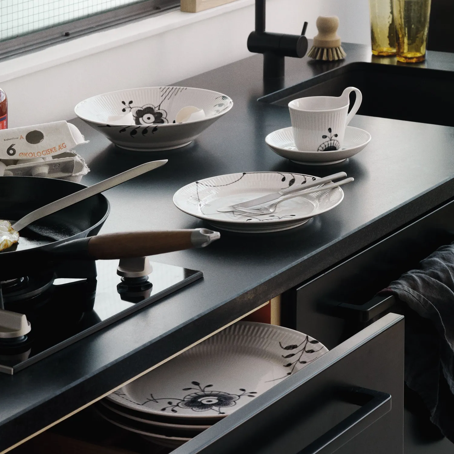 Kgl. Porcelæn Sort Mega Riflet dyb tallerken 24 cm