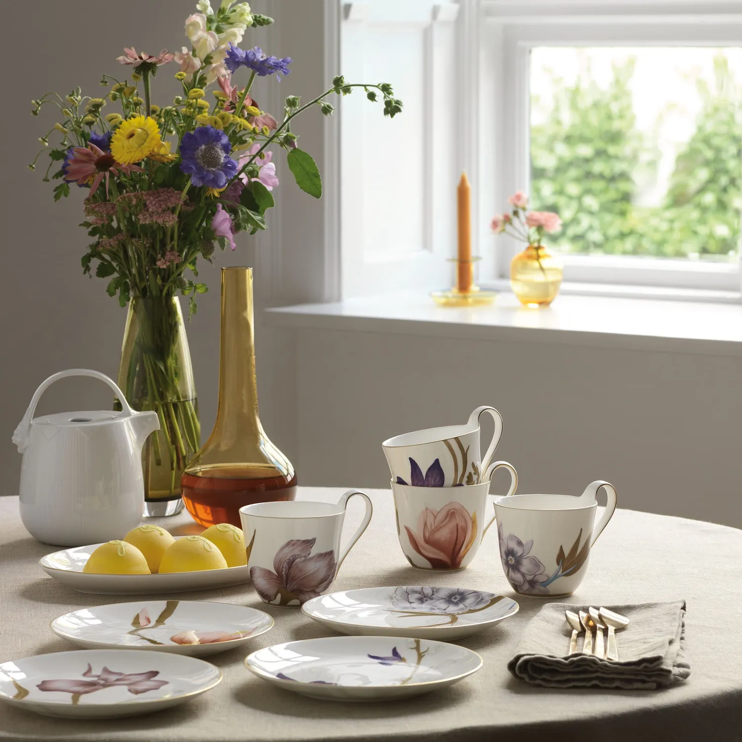 Kgl. Porcelæn Flora højhankskop 33 cl stedmoderblomst
