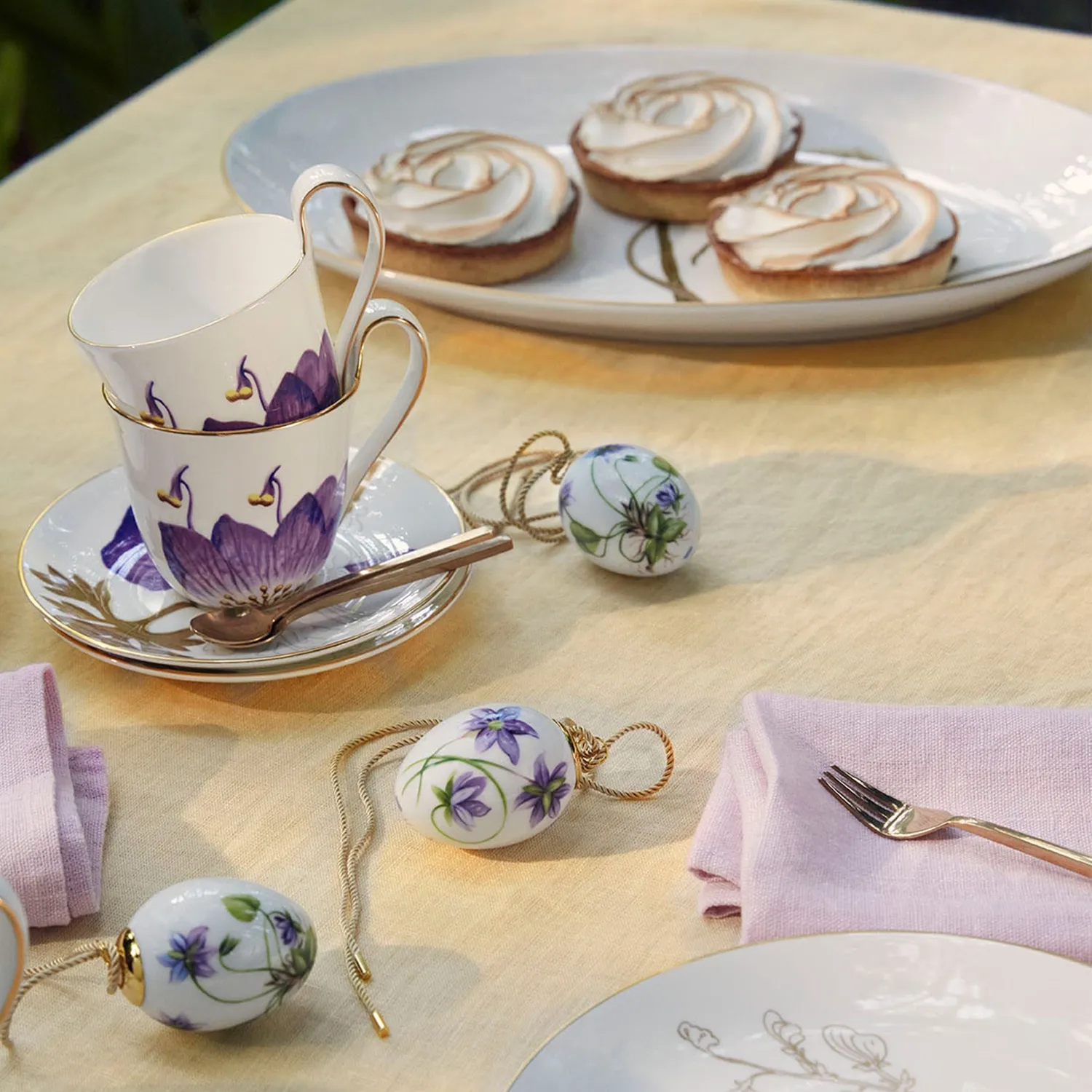 Kgl. Porcelæn Flora højhankskop Stedmoderblomst 27 cl