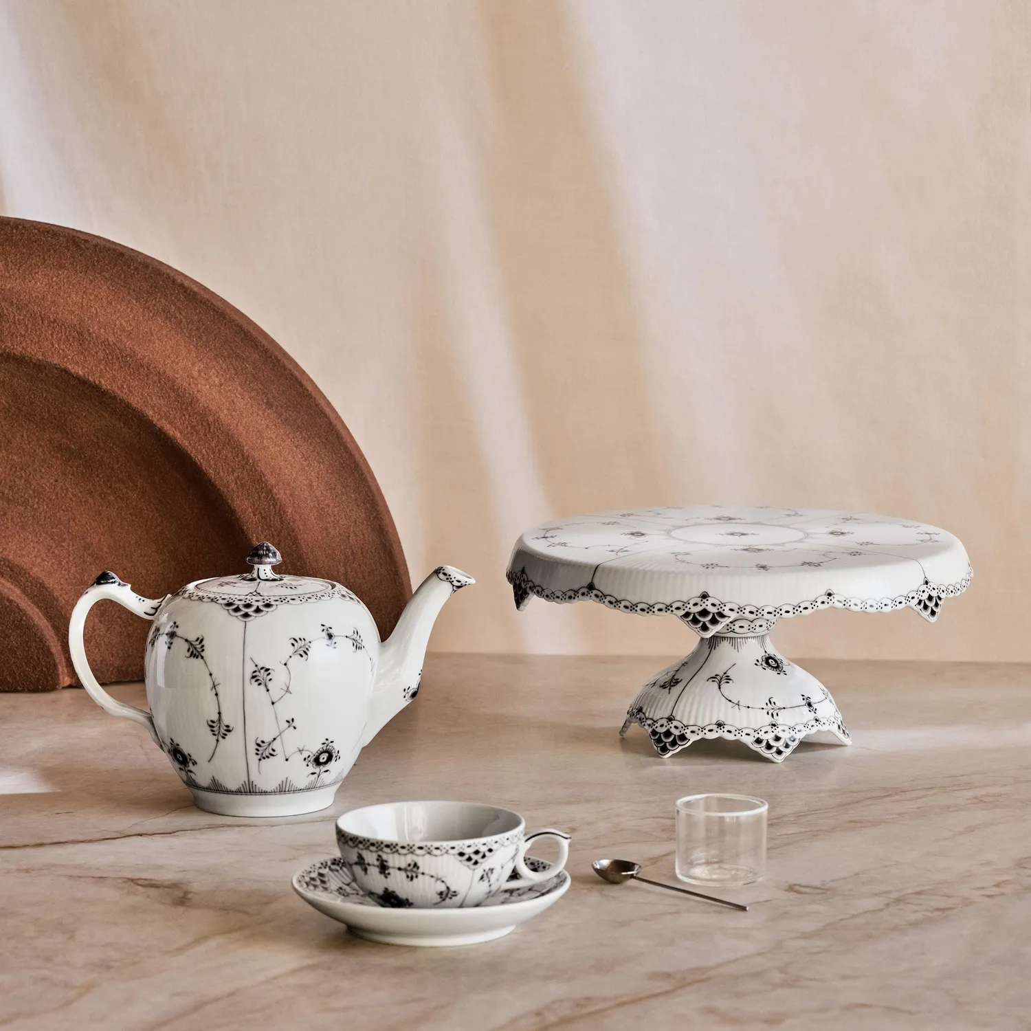 Kgl. Porcelæn Sort Musselmalet Halvblonde fad på fod 31 cm