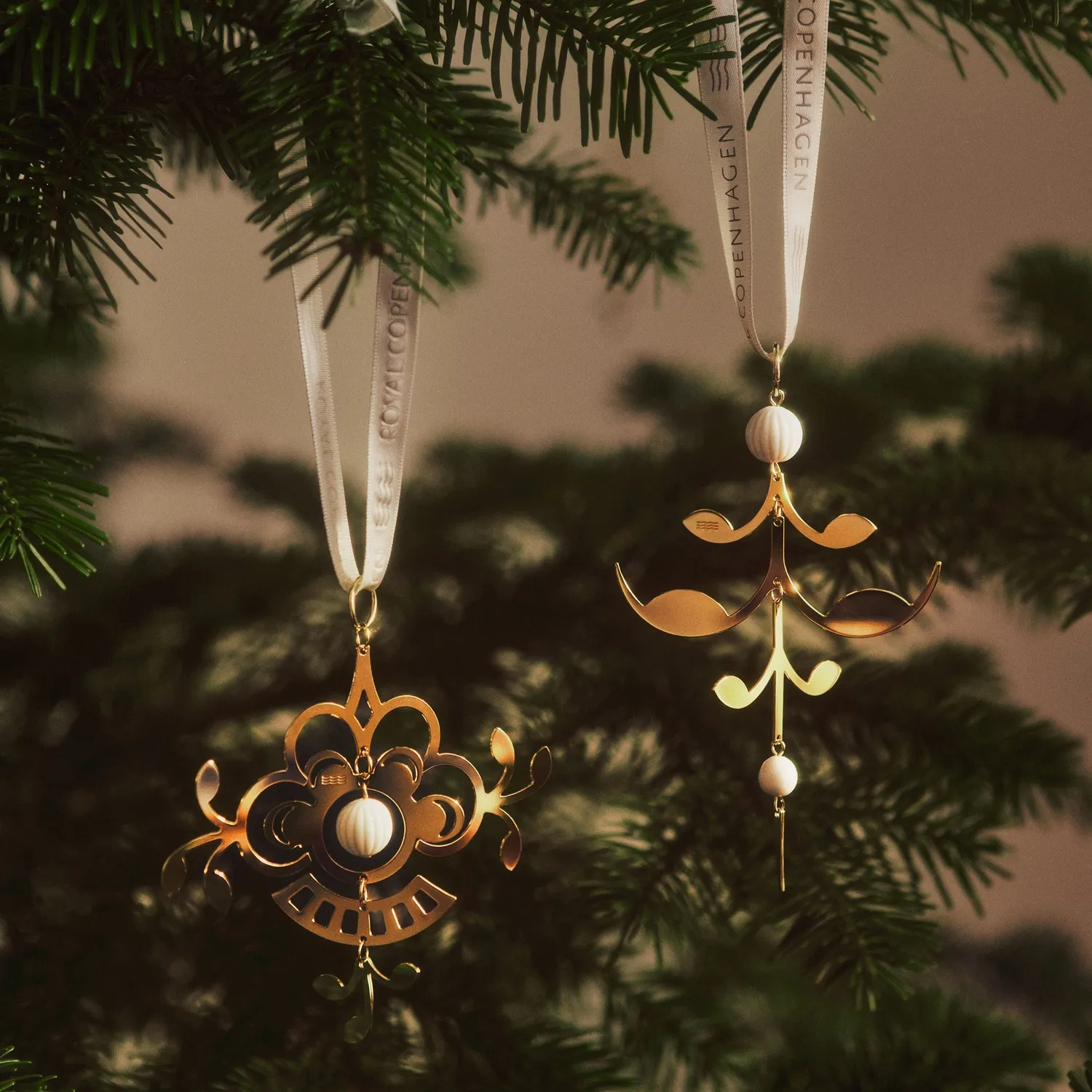 Kgl. Porcelæn Musselmalet juleornament blomst 10 cm forgyldt