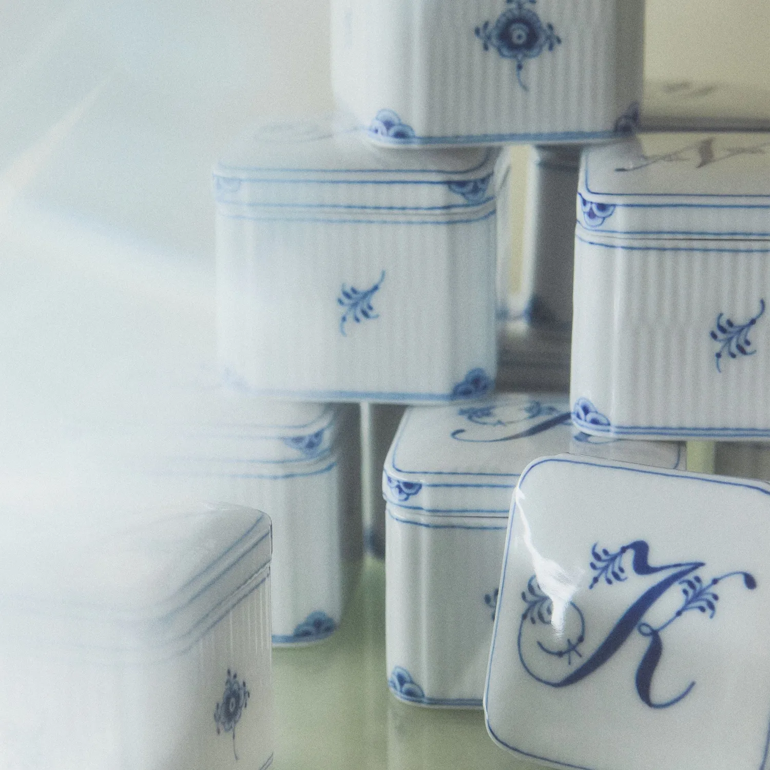Royal Copenhagen Alfabet bonbonniere K 13 cl