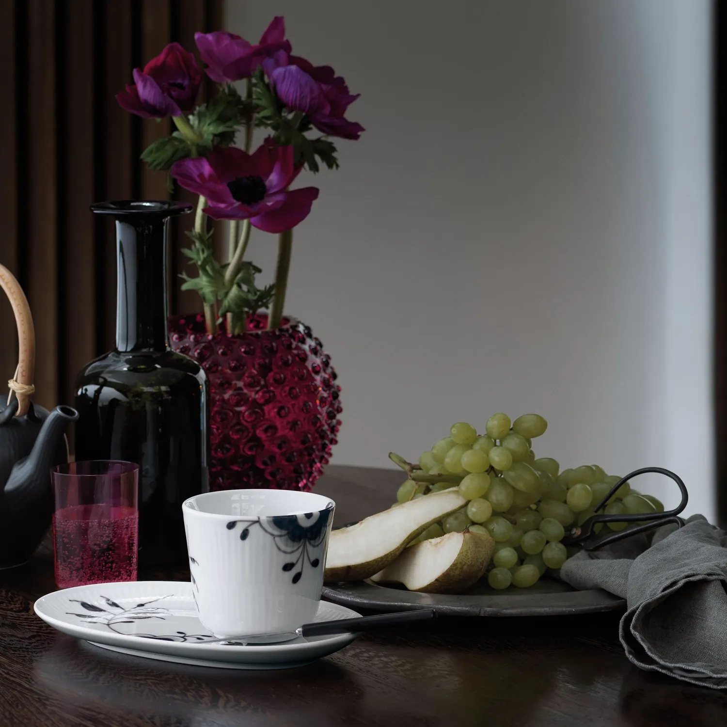 Kgl. Porcelæn Sort Mega Riflet asiet 23,5 cm porcelæn