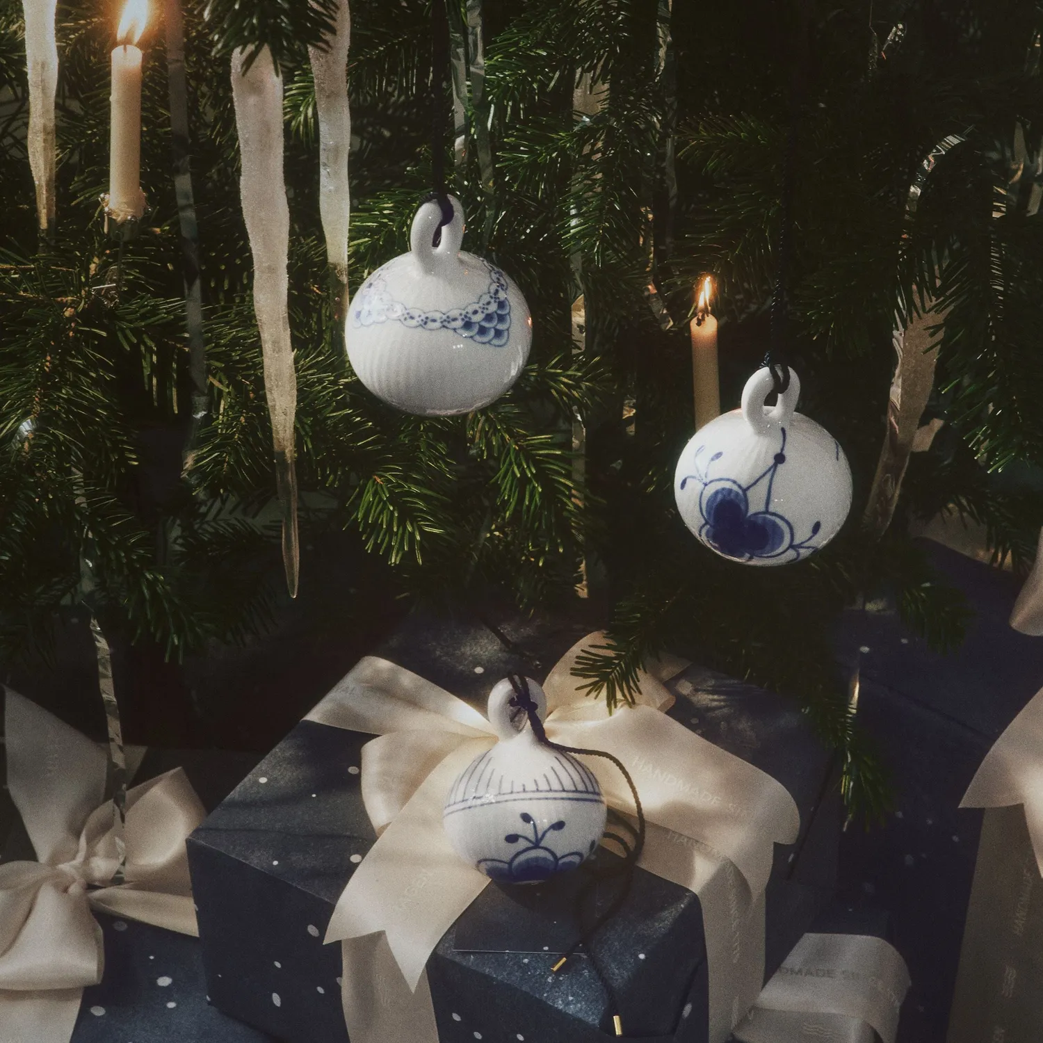 Kgl. Porcelæn Blå Mega Riflet julekugle 9,5 cm 2 stk.
