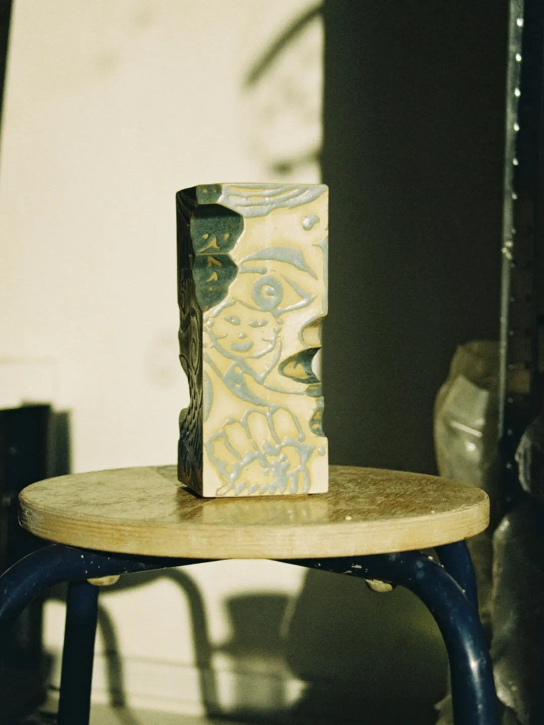 Odd Boys Ceramic ONO Broken Vase vase blå Totem stentøj