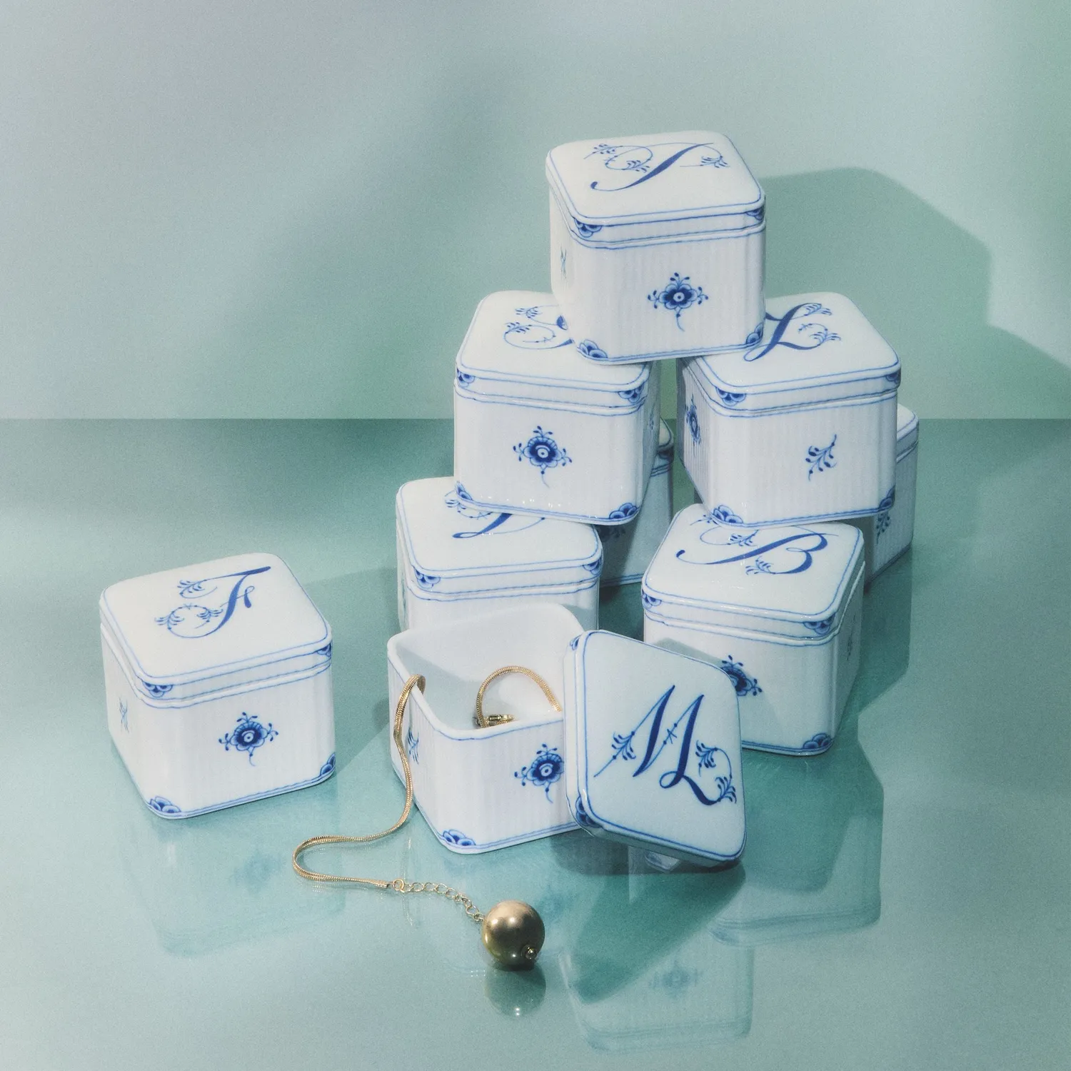 Kgl. Porcelæn Alfabet bonbonniere Y 13 cl porcelæn