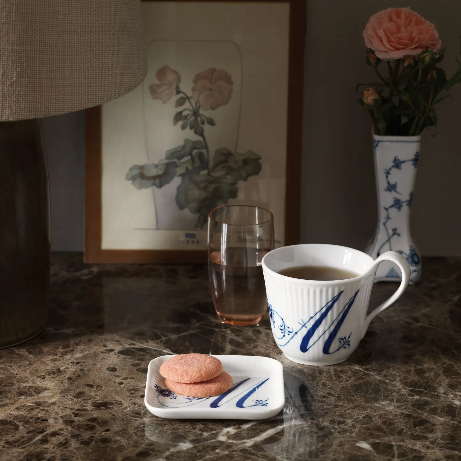 Kgl. Porcelæn Alfabet kop M 33 cl højhank håndmalet