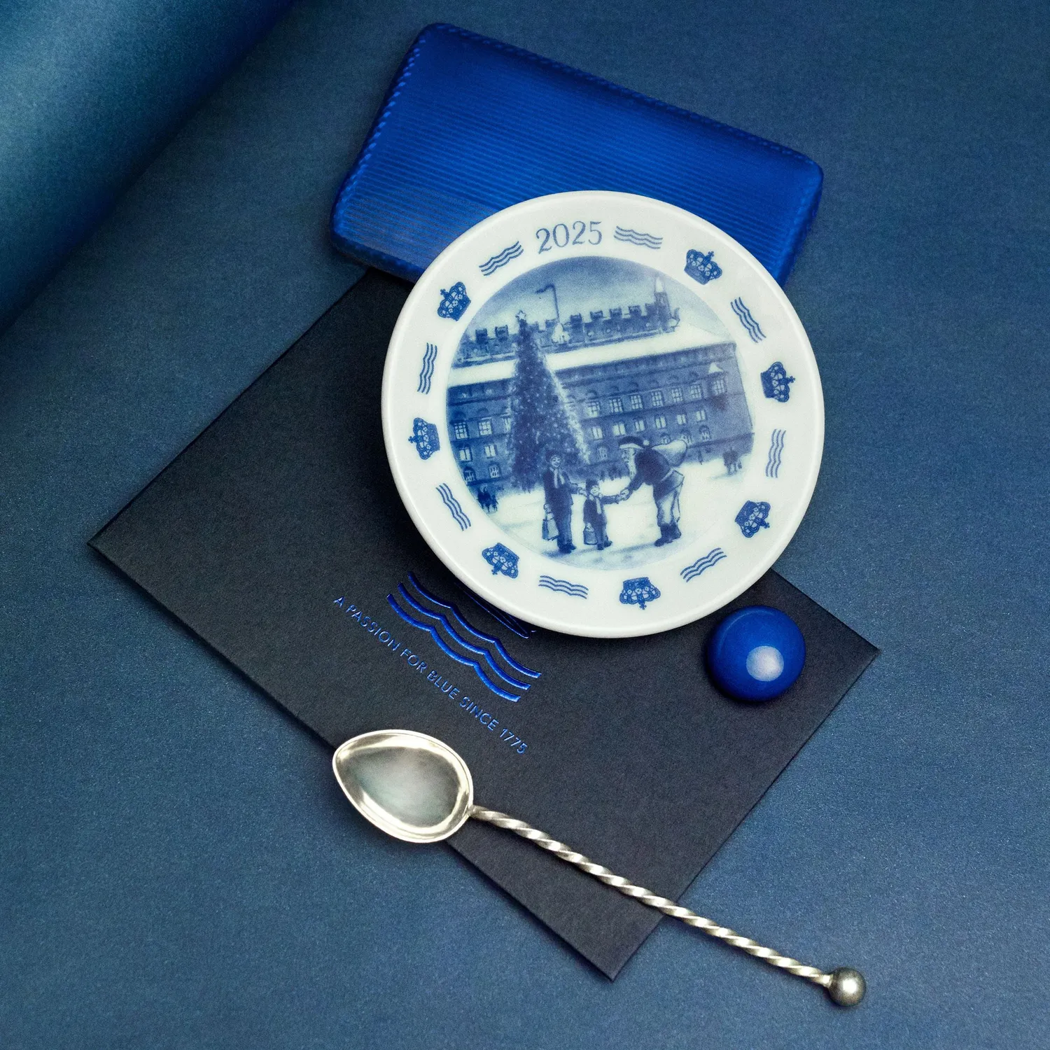 Royal Copenhagen Juleplakette 2025 Jul i København 8,5 cm