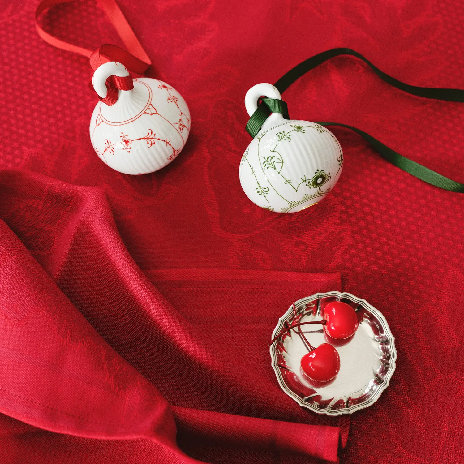 Kgl. Porcelæn Grøn Musselmalet Riflet julekugle 9,5 cm grøn