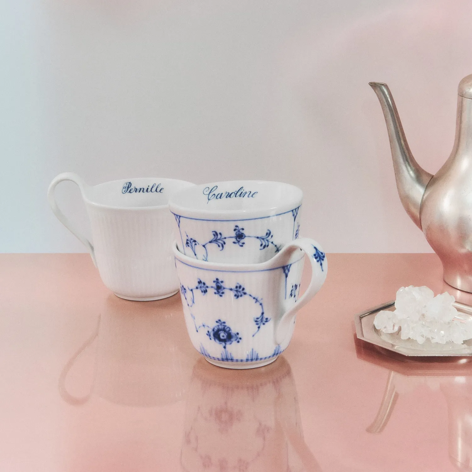 Kgl. Porcelæn Hvid Riflet højhankskop Bespoke 33 cl