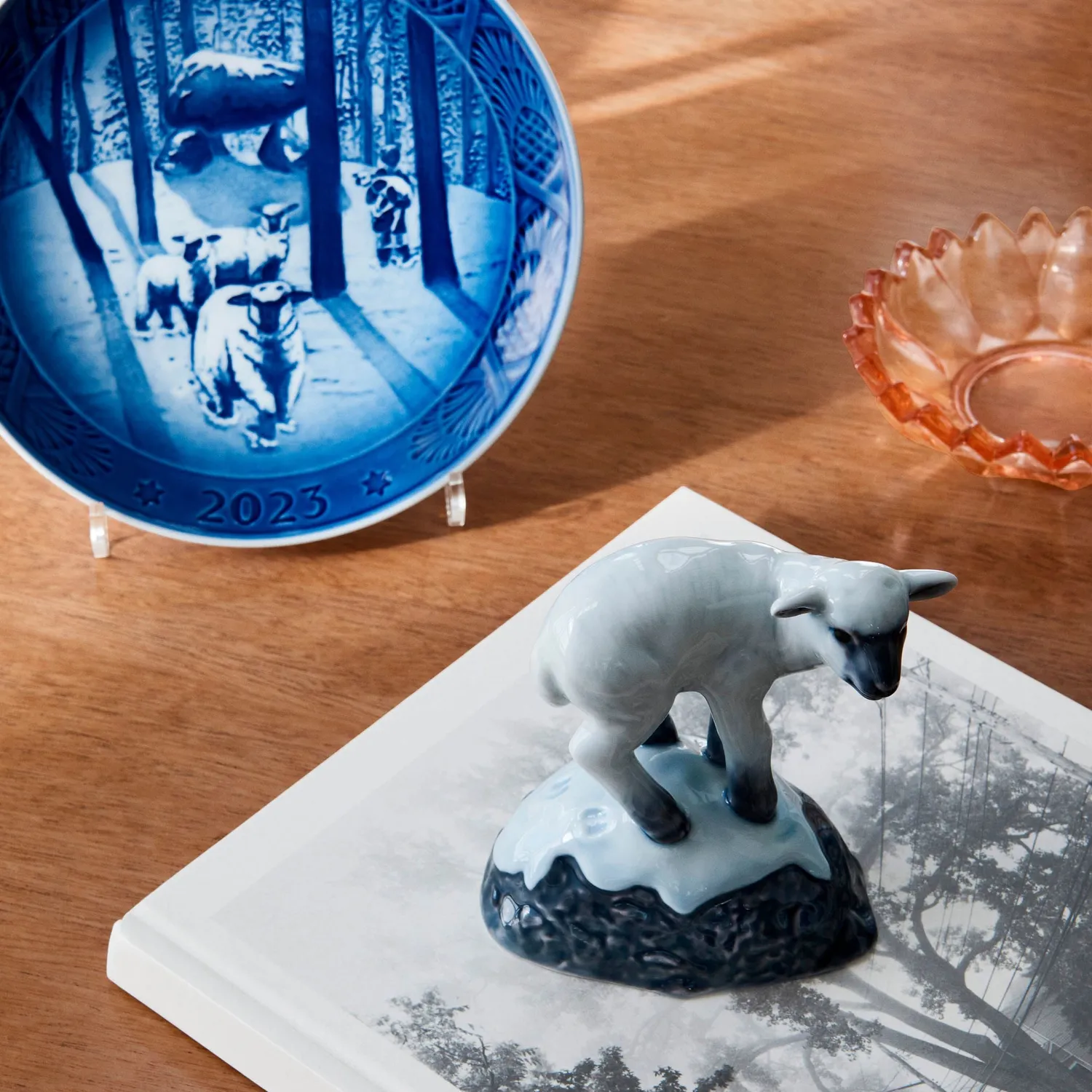 Kgl. Porcelæn Juleplatte 2023 Juletid i skoven juleplatte 18 cm