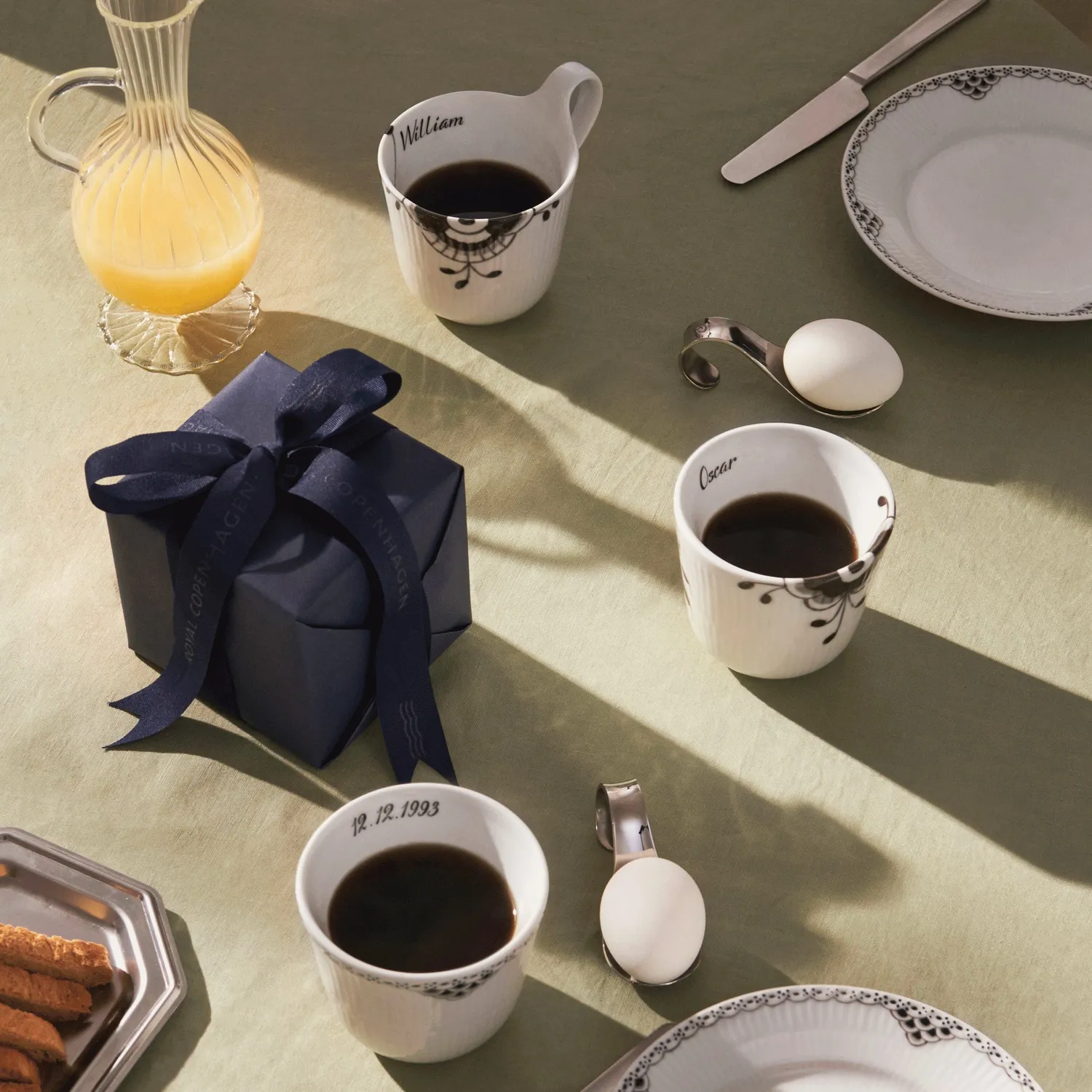 Kgl. Porcelæn Sort Mega Riflet højhankskop Bespoke 33 cl