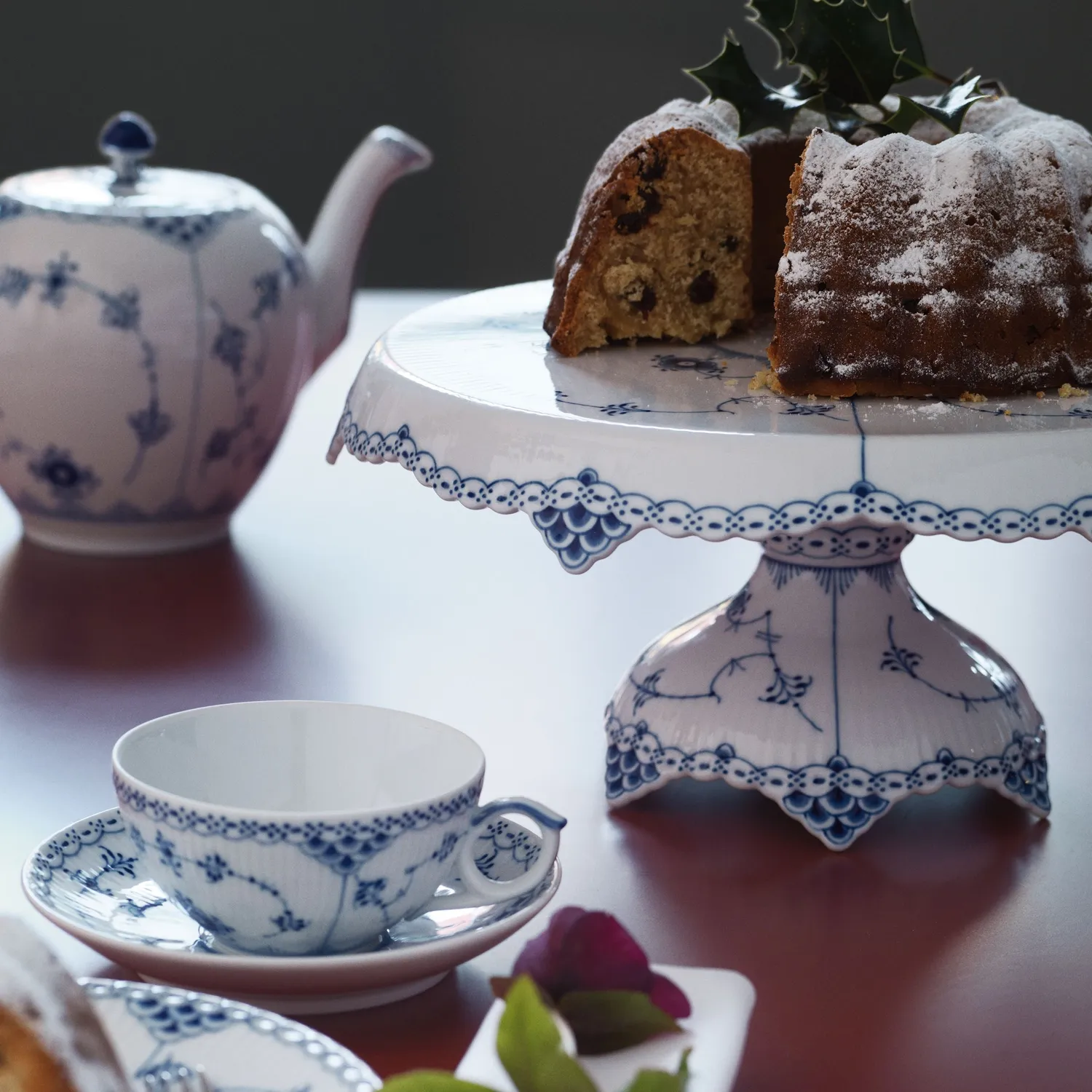 Kgl. Porcelæn Musselmalet Halvblonde fad på fod 31 cm kagefad