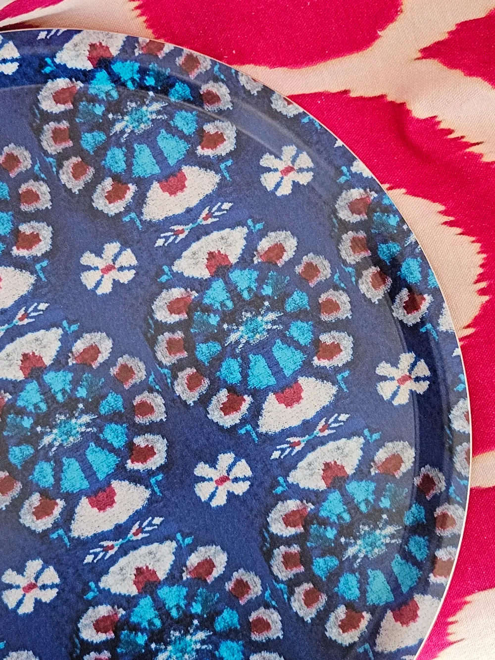 Les Ottomans Ikat serveringsbakke rund træ
