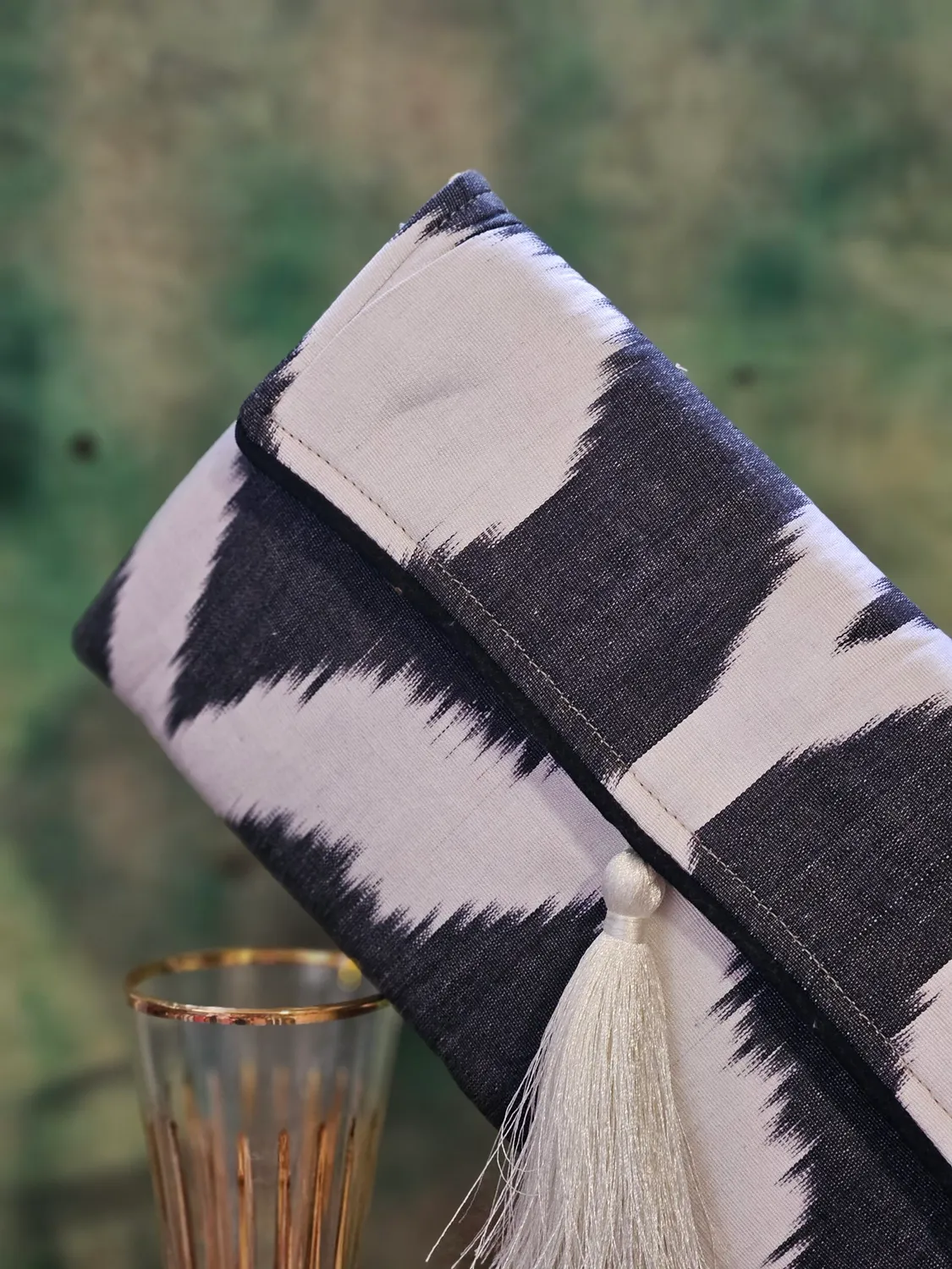 Les Ottomans Ikat 102 clutch mønstret