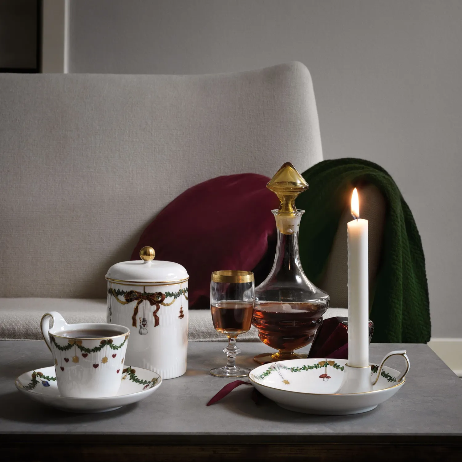 Kgl. Porcelæn Stjerne Riflet Jul krukke 16 cm med låg