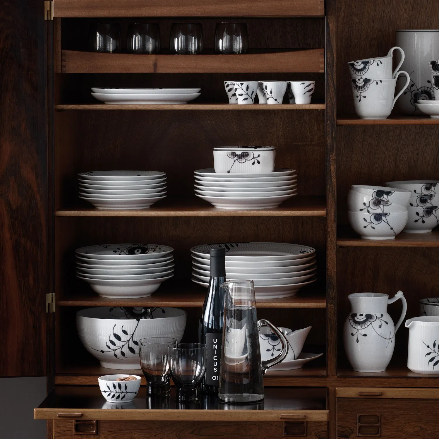 Royal Copenhagen Sort Mega Riflet kop med underkop 24 cl