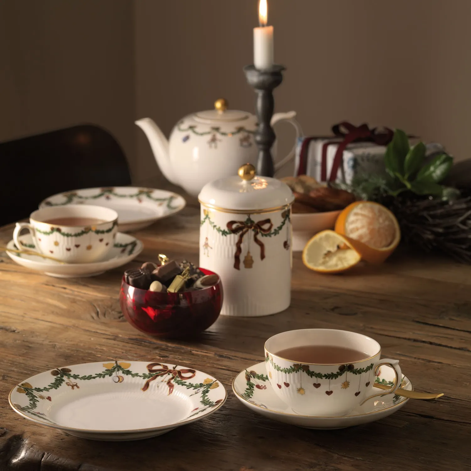 Kgl. Porcelæn Stjerne Riflet Jul krukke 16 cm med låg