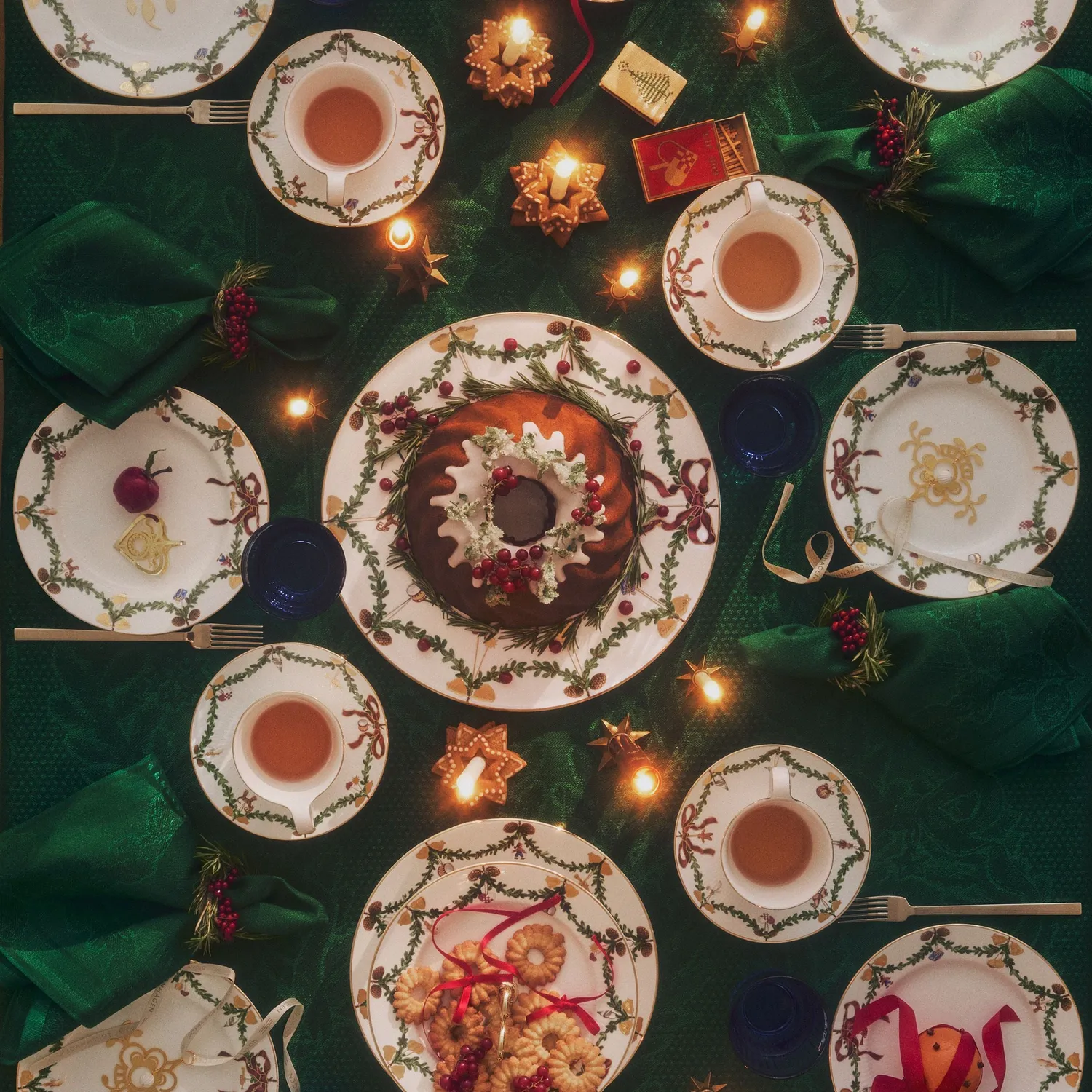 Kgl. Porcelæn Stjerne Riflet Jul dug grøn 320x145 cm