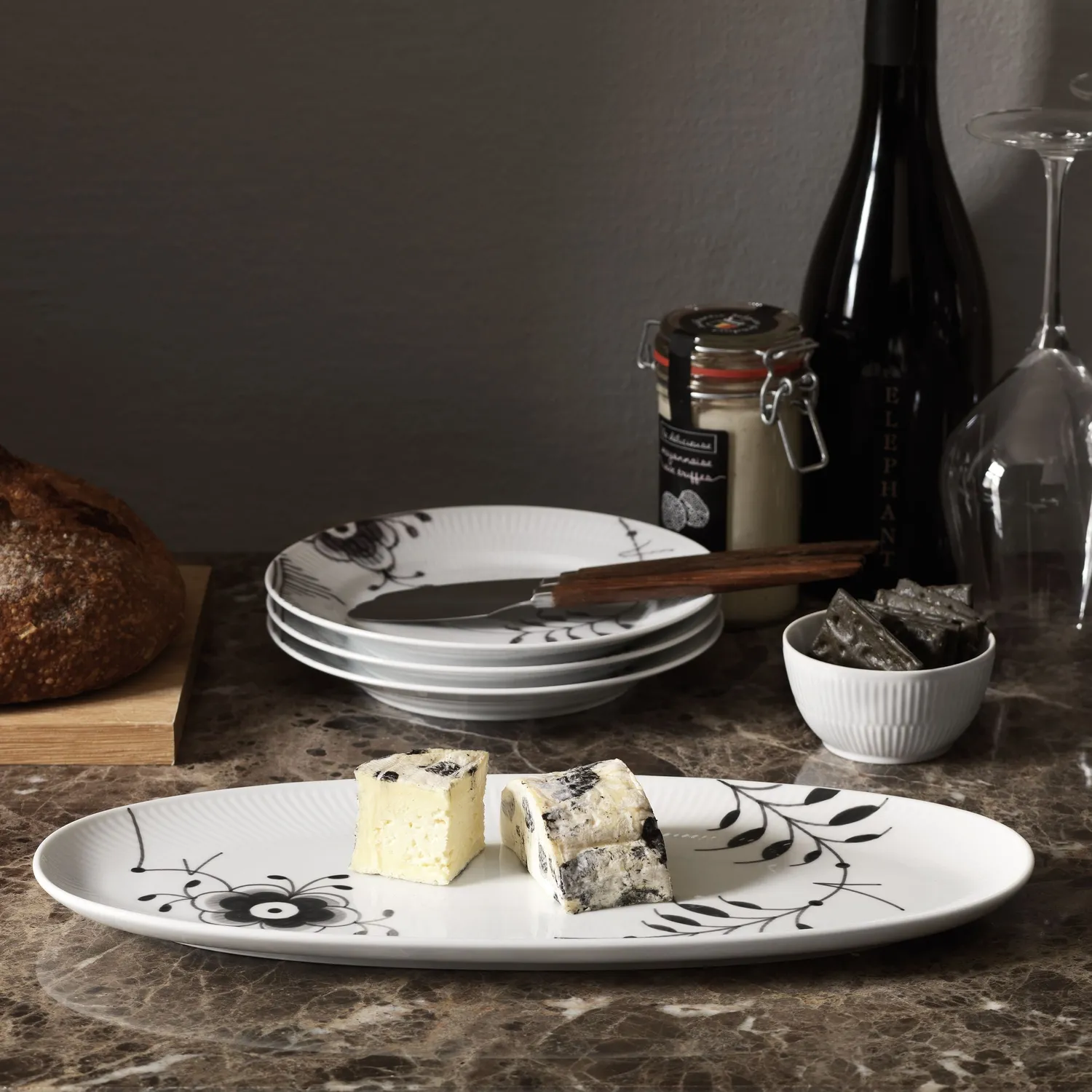 Kgl. Porcelæn Sort Mega Riflet tallerken 19 cm dek. 2