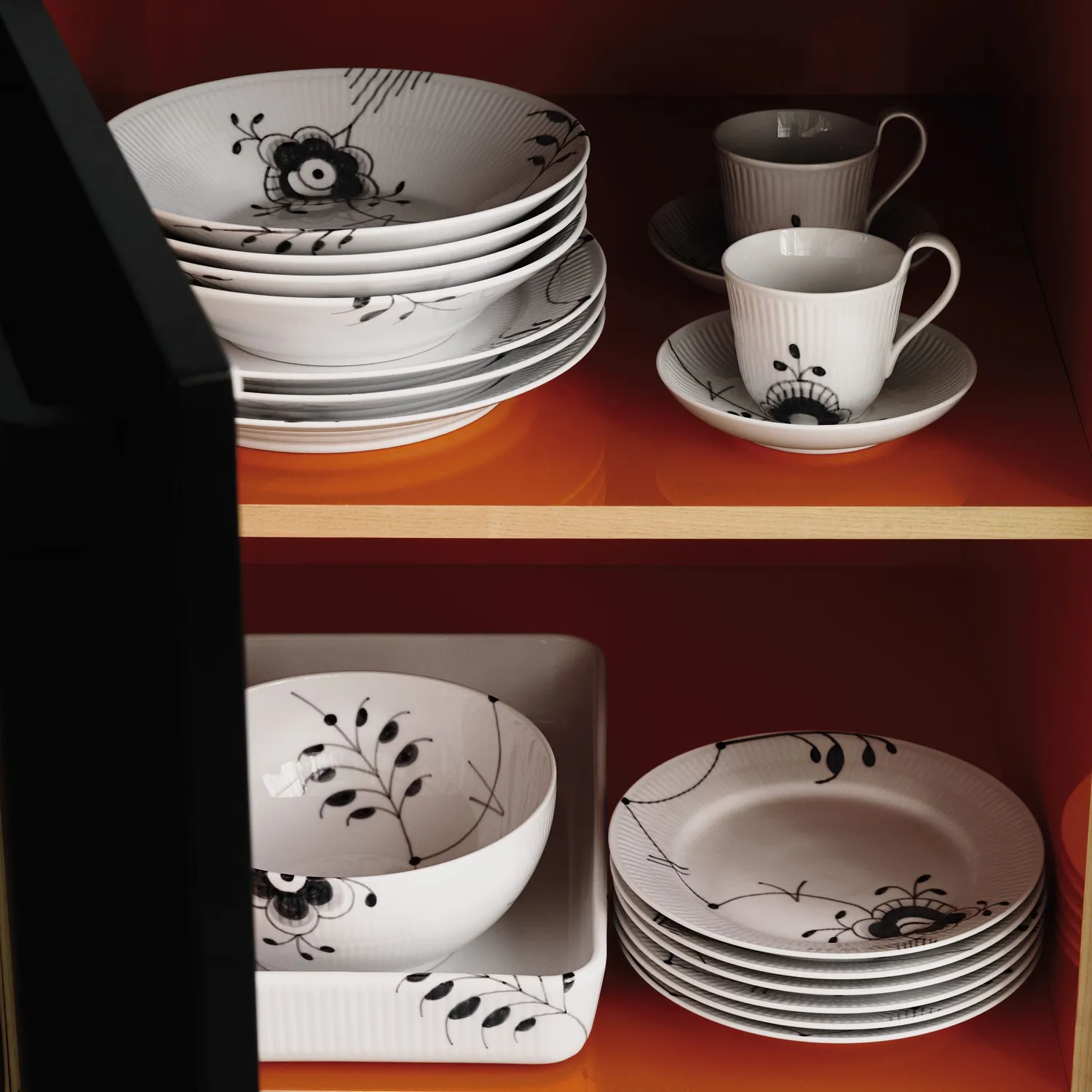Kgl. Porcelæn Sort Mega Riflet skål 180 cl håndmalet