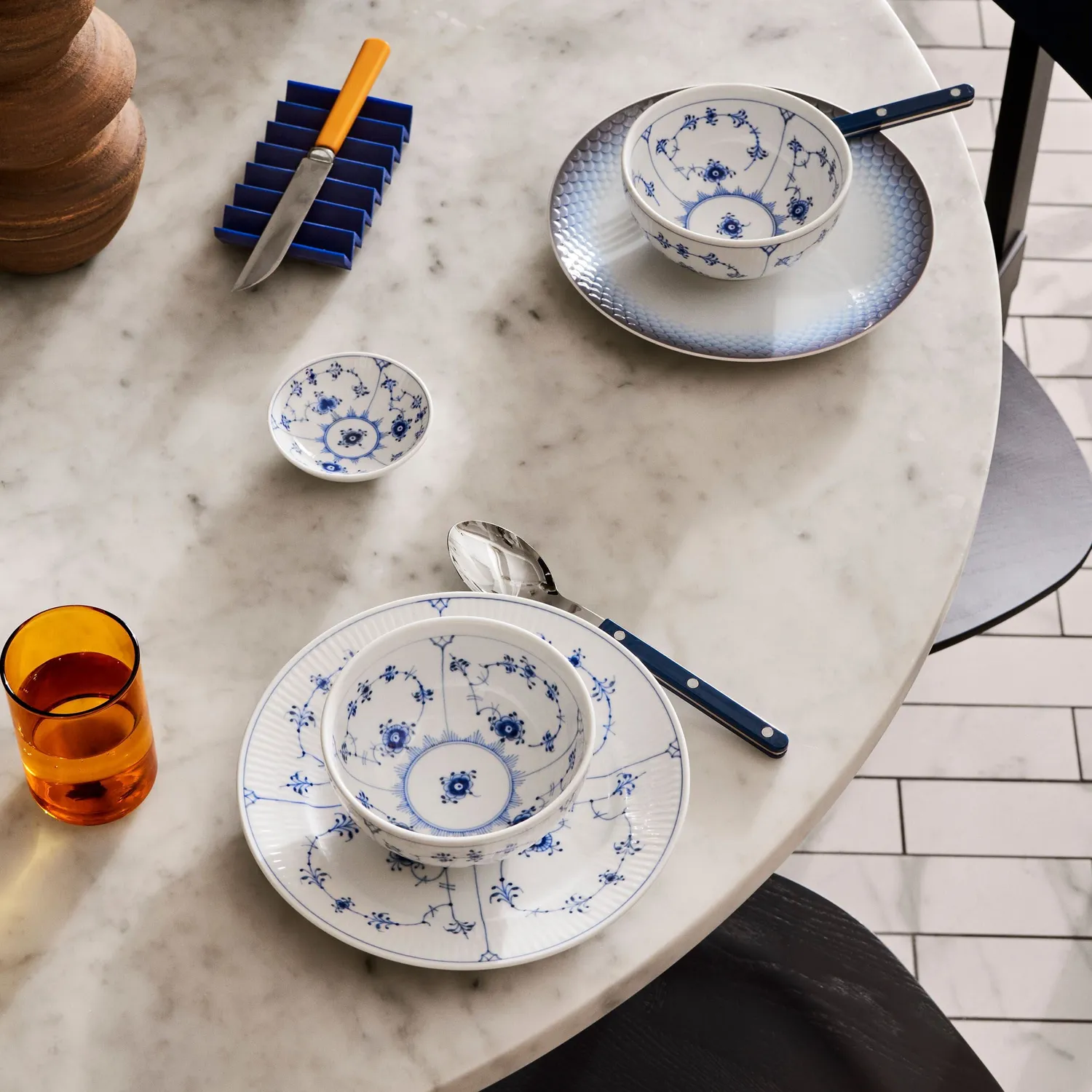 Kgl. Porcelæn Musselmalet Riflet skål 47 cl håndmalet