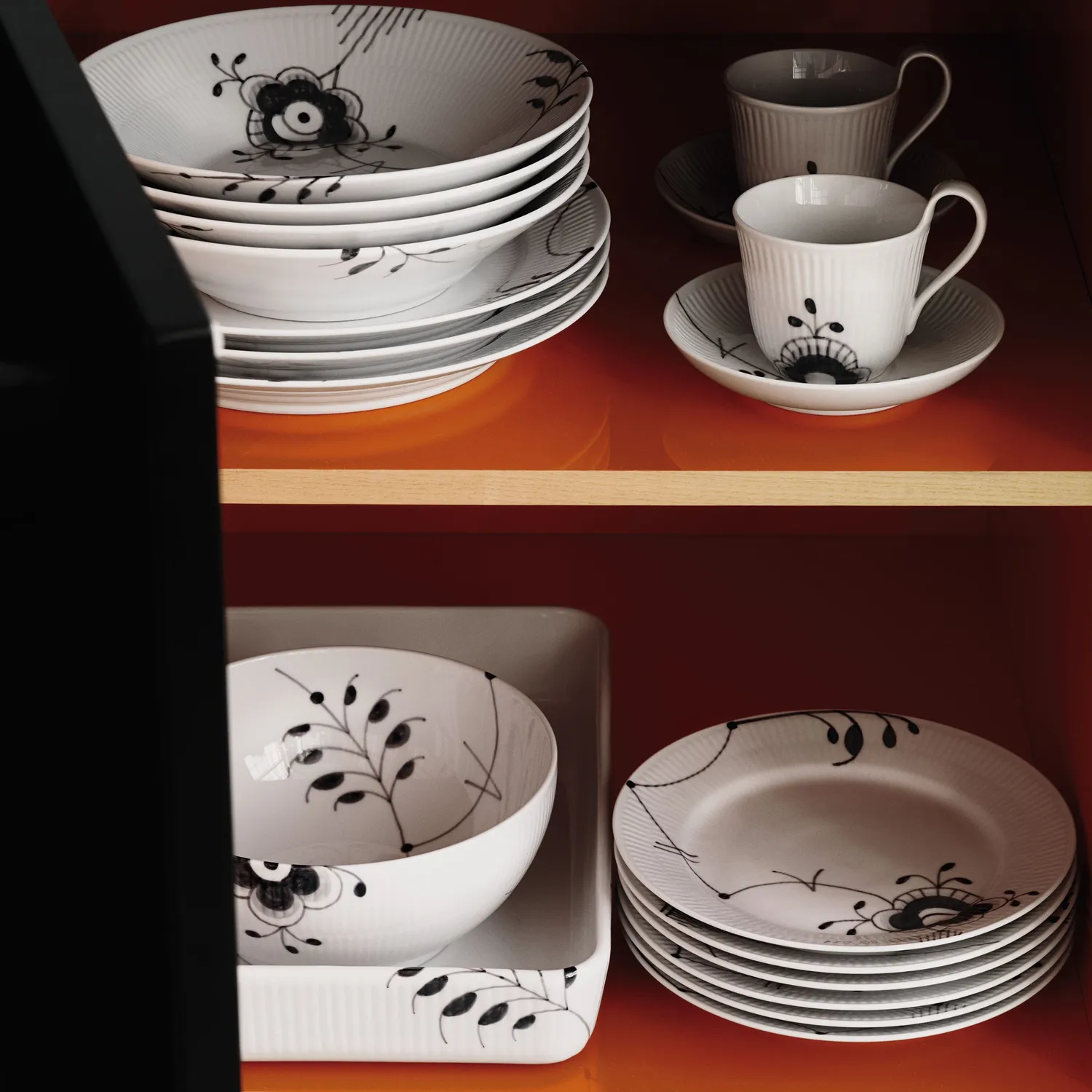 Kgl. Porcelæn Sort Mega Riflet dyb tallerken 24 cm
