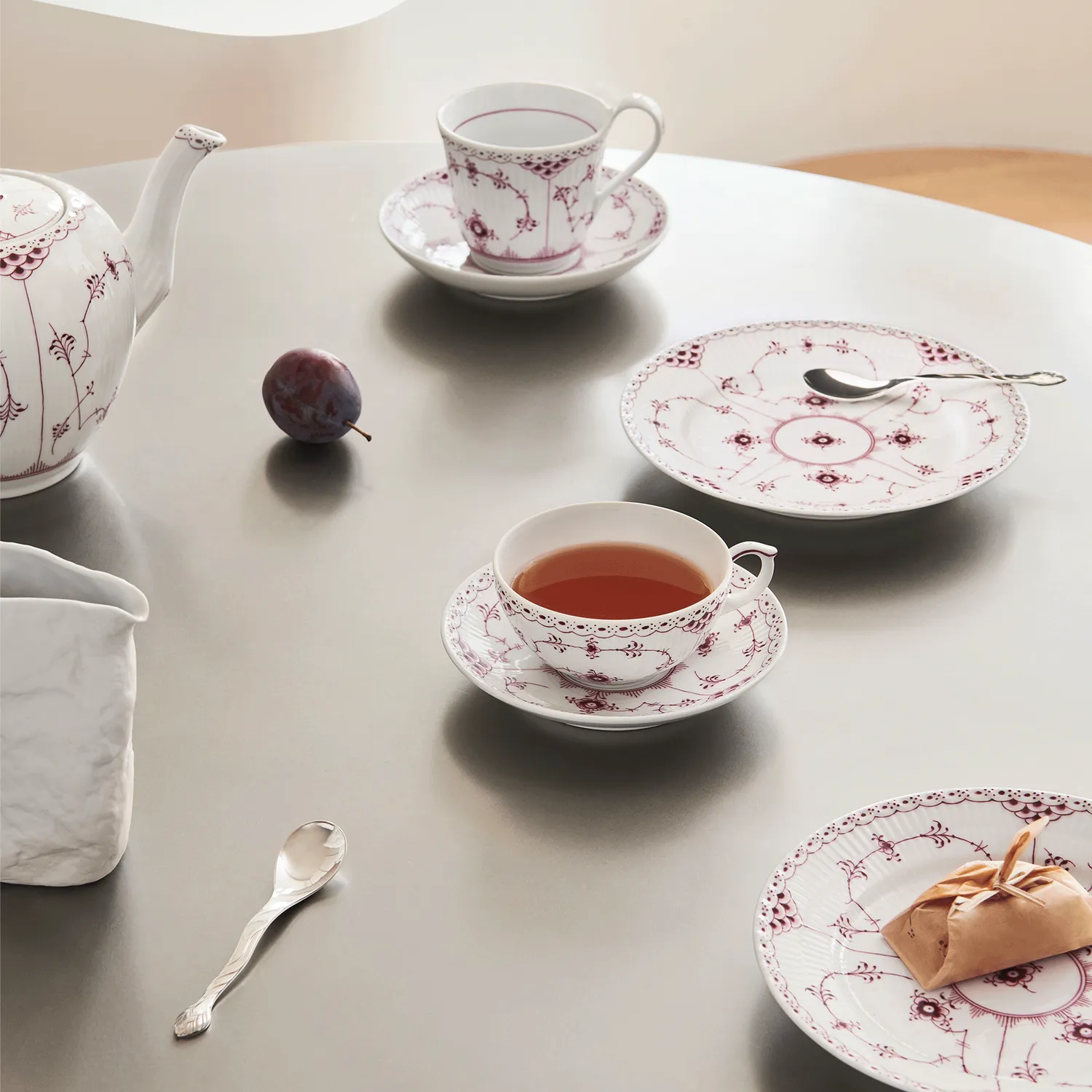 Kgl. Porcelæn Purpur Halvblonde kop med underkop 22 cl purpur