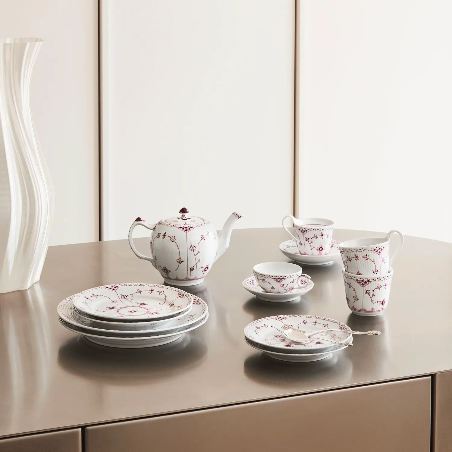Kgl. Porcelæn Purpur Halvblonde kop med underkop 22 cl purpur