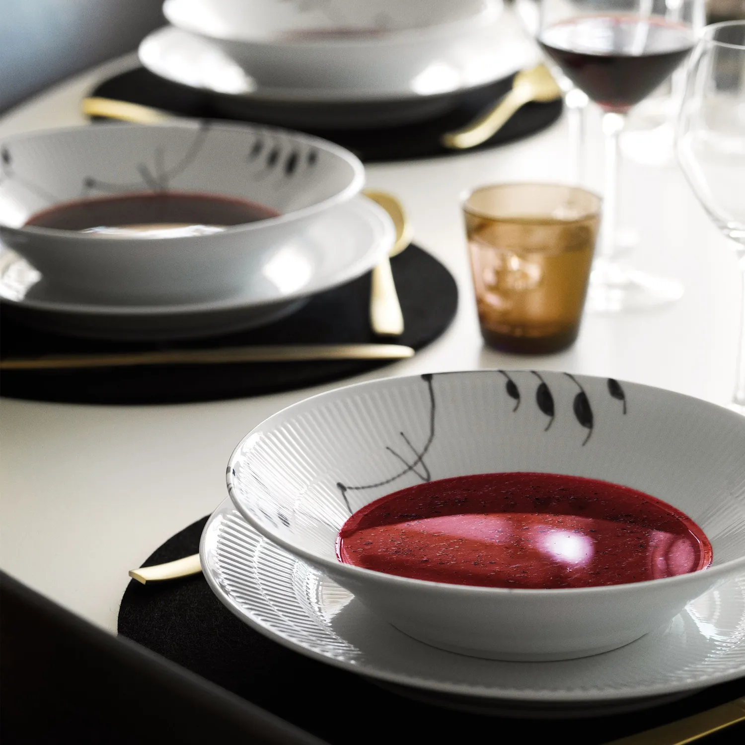 Kgl. Porcelæn Sort Mega Riflet dyb tallerken 24 cm