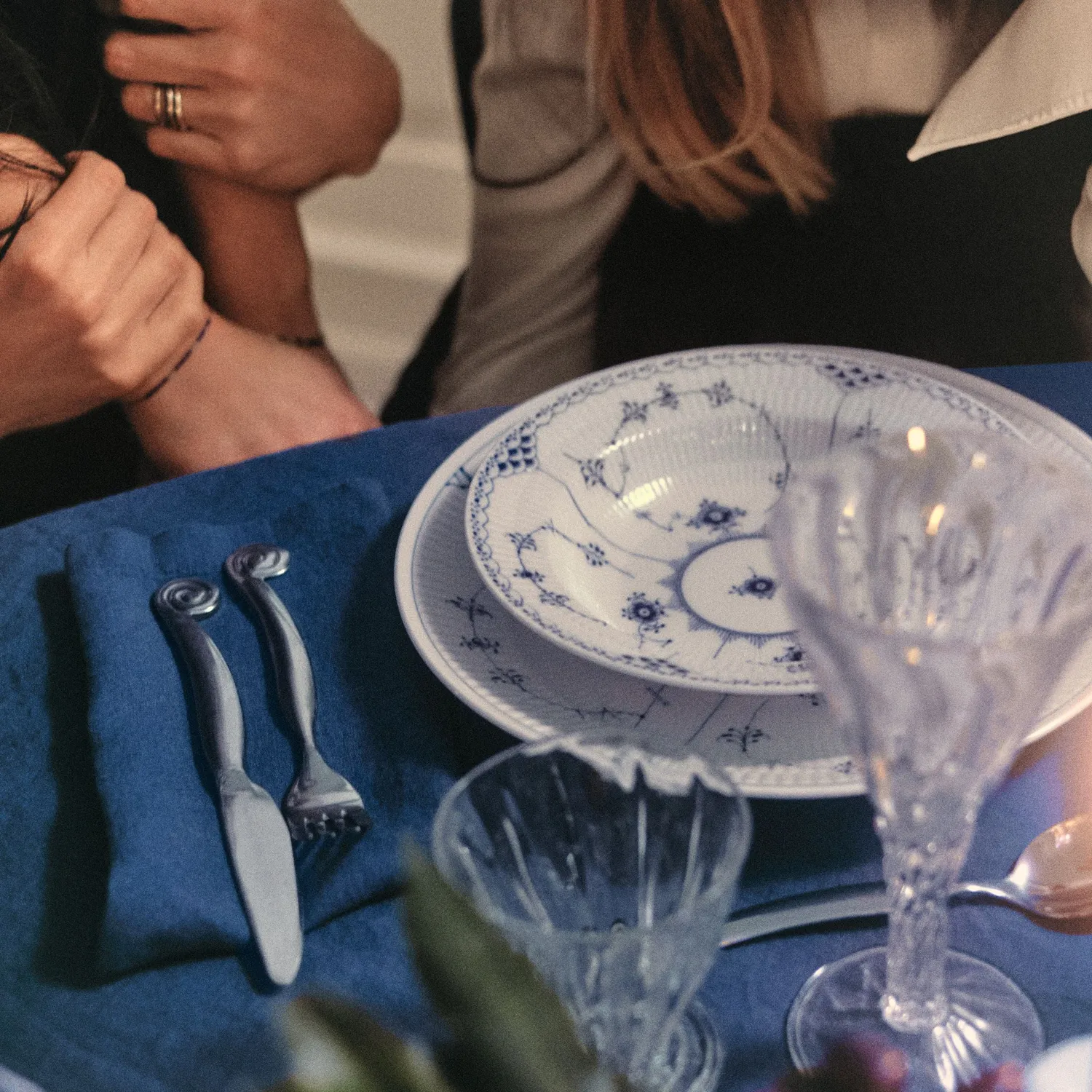 Kgl. Porcelæn Musselmalet Riflet dyb tallerken 21 cm tidløs