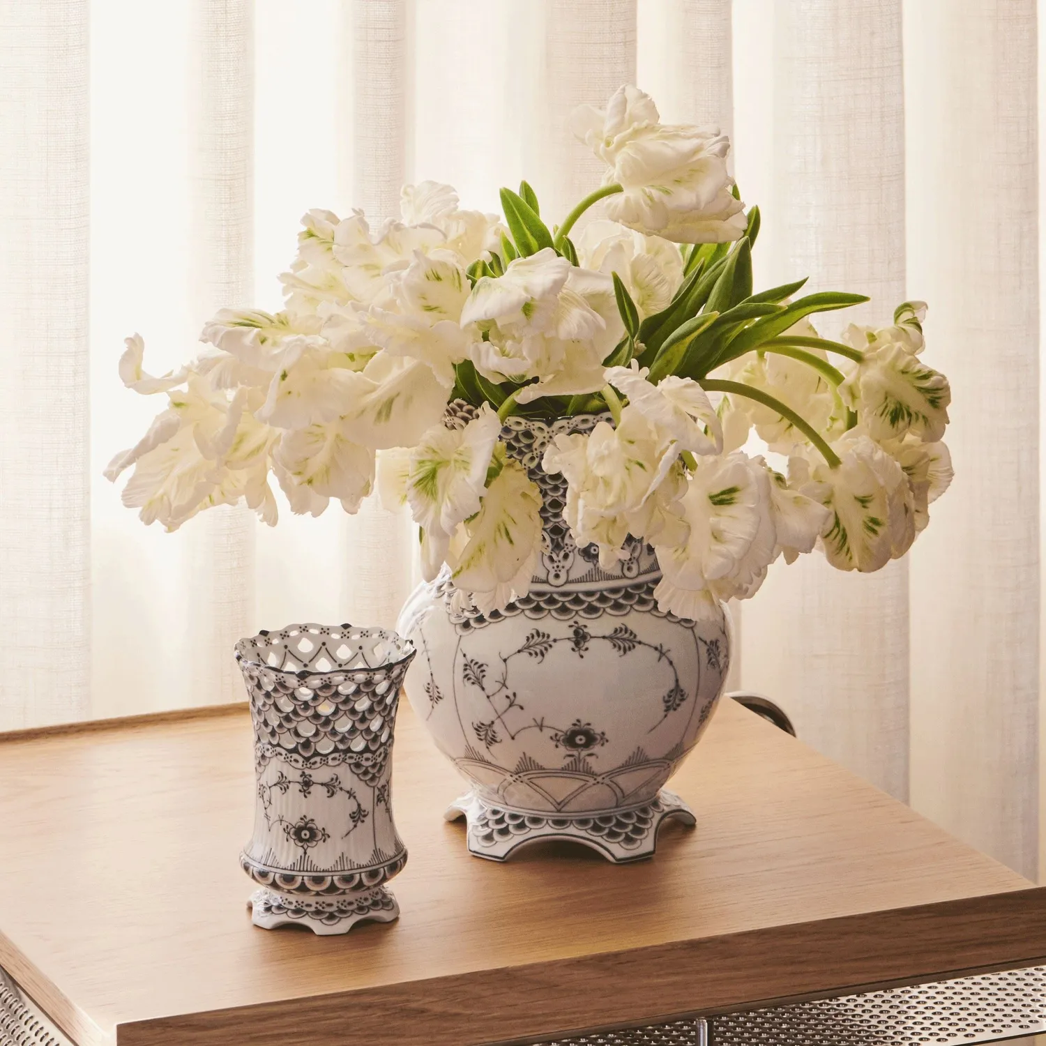 Kgl. Porcelæn Sort Musselmalet Helblonde vase 22 cm håndmalet