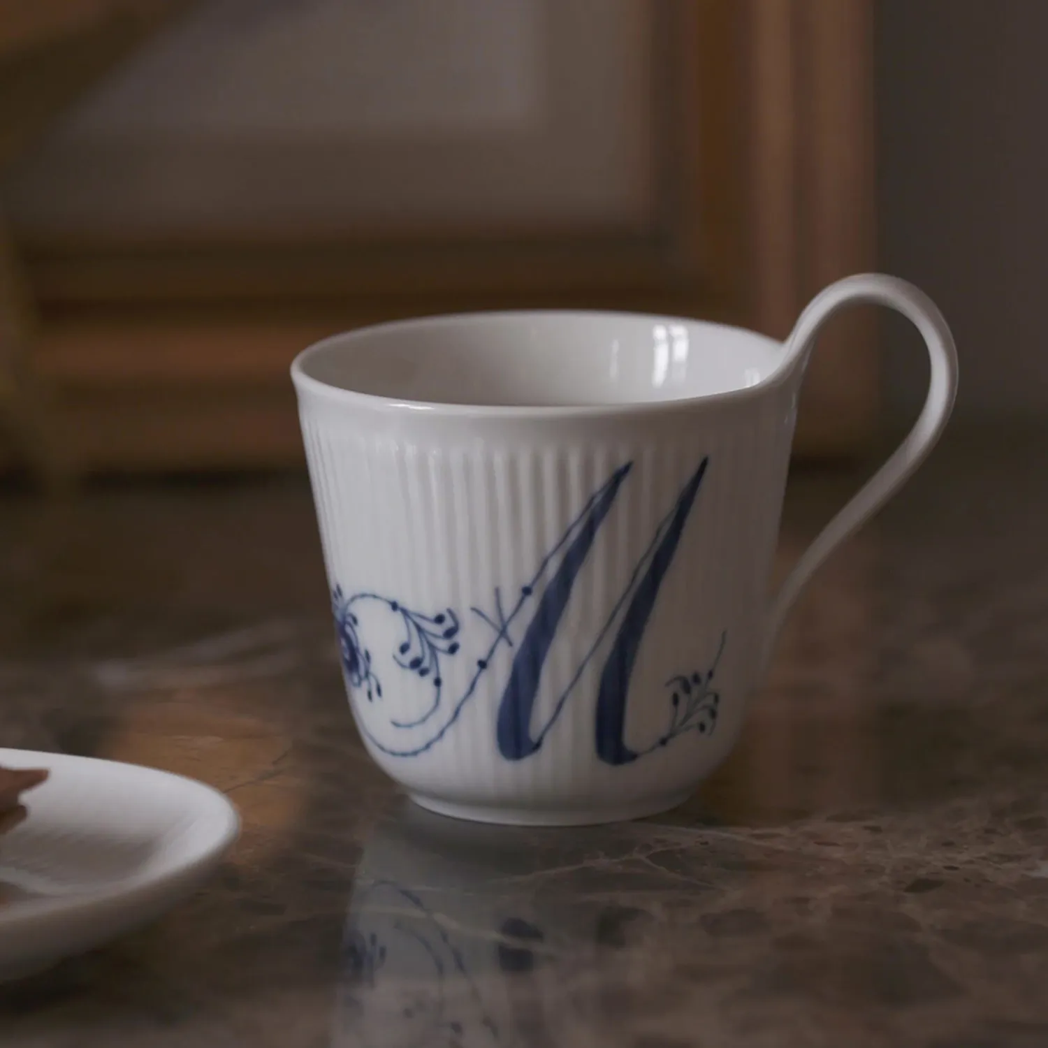 Kgl. Porcelæn Alfabet kop M 33 cl højhank håndmalet