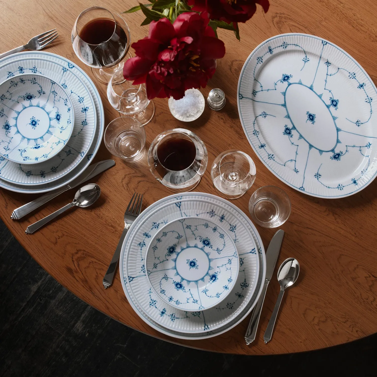 Kgl. Porcelæn Musselmalet Riflet fad 36,5 cm håndmalet