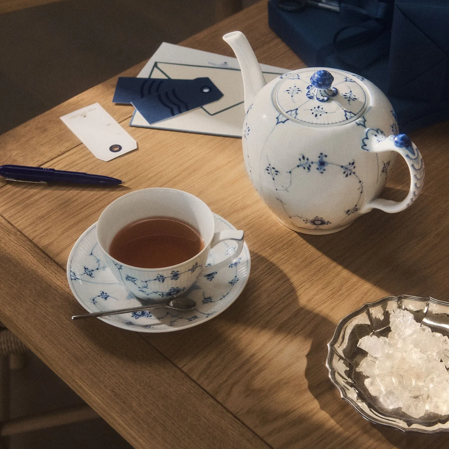 Kgl. Porcelæn Musselmalet Riflet tekande 100 cl porcelæn