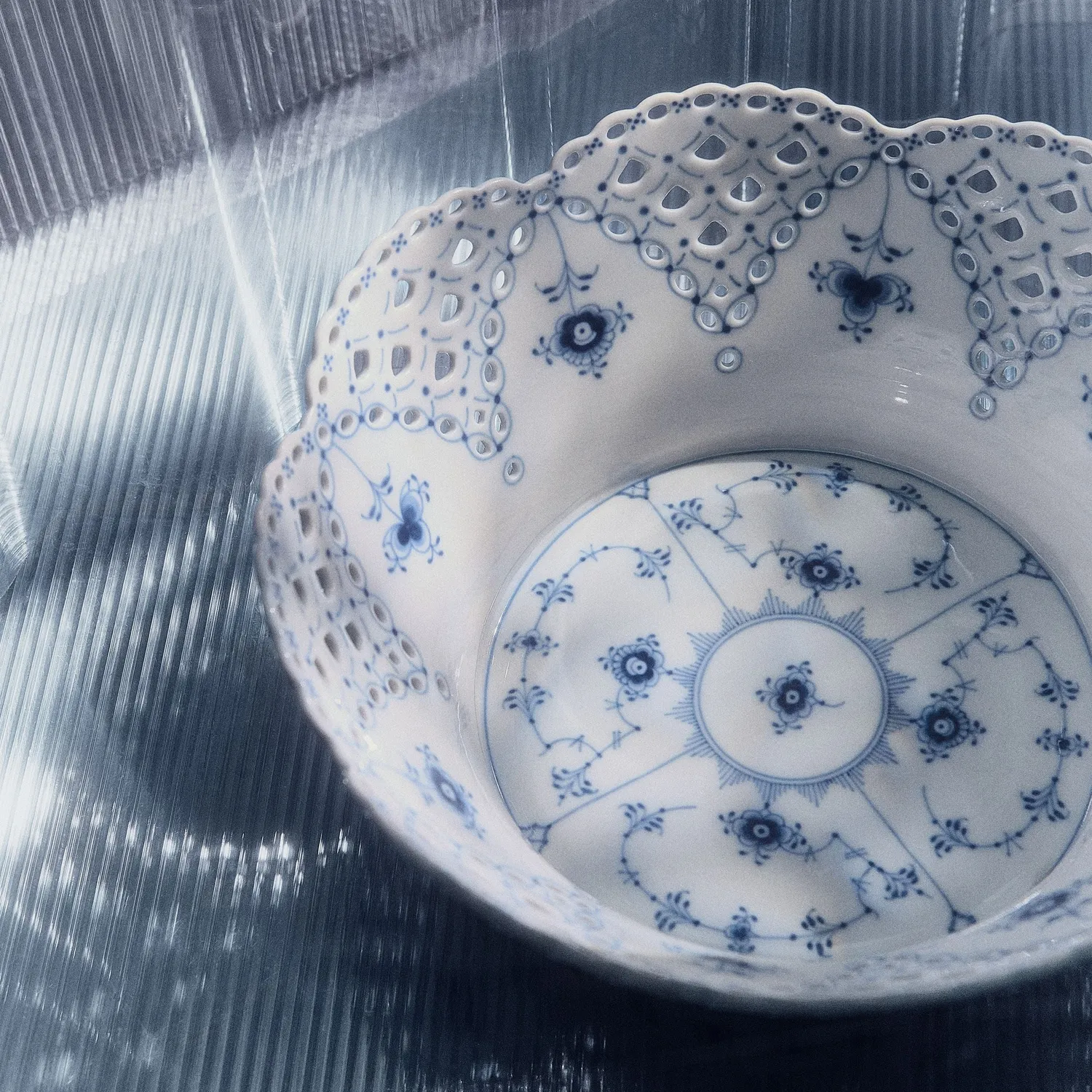 Kgl. Porcelæn Musselmalet Helblonde frugtkurv 23 cm