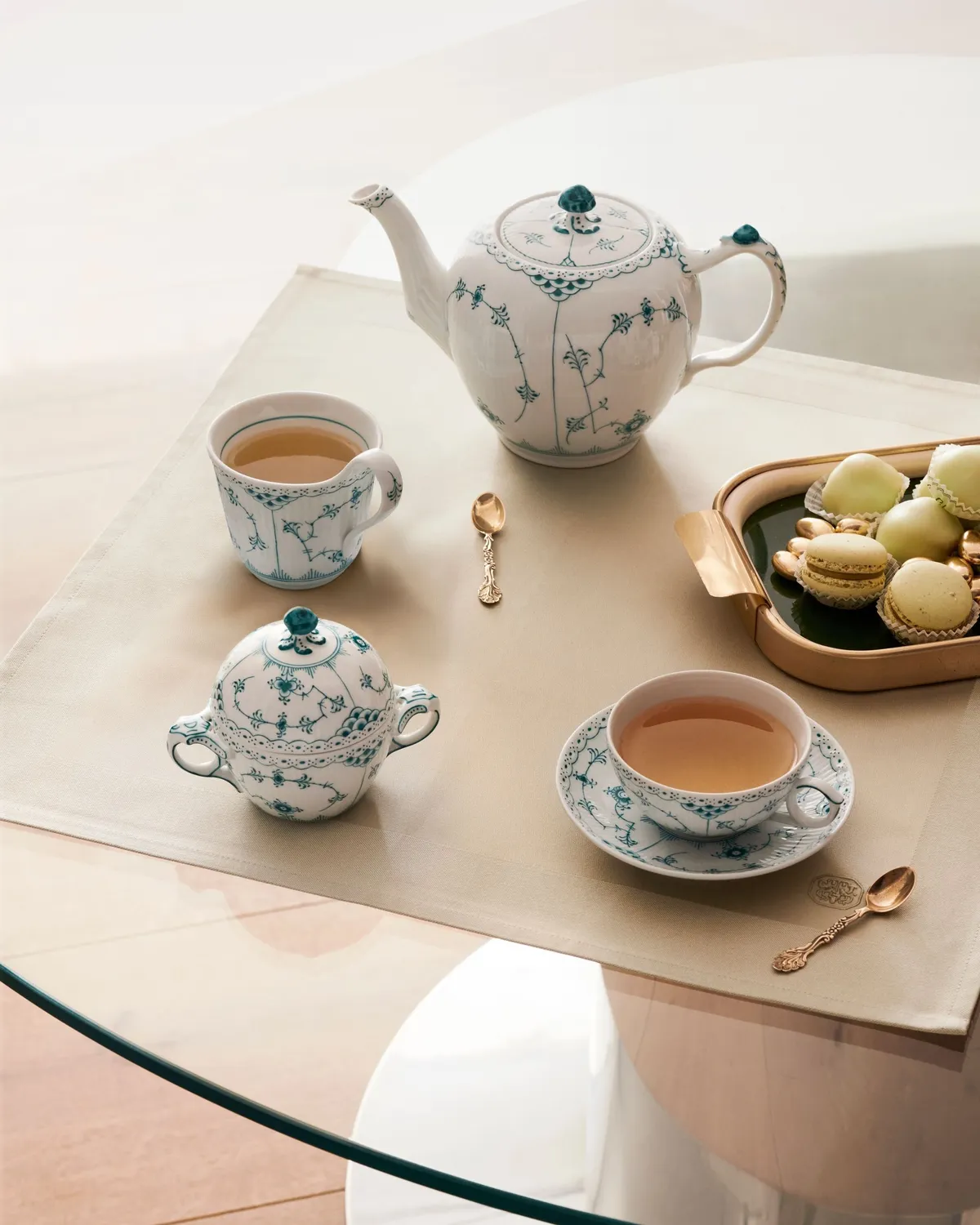 Royal Copenhagen Smaragd Musselmalet Halvblonde højhankskop 33 cl
