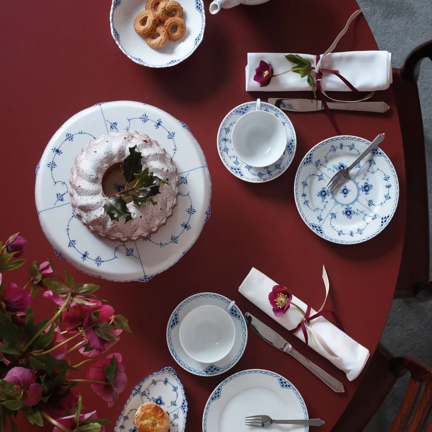 Kgl. Porcelæn Musselmalet Halvblonde fad på fod 31 cm kagefad