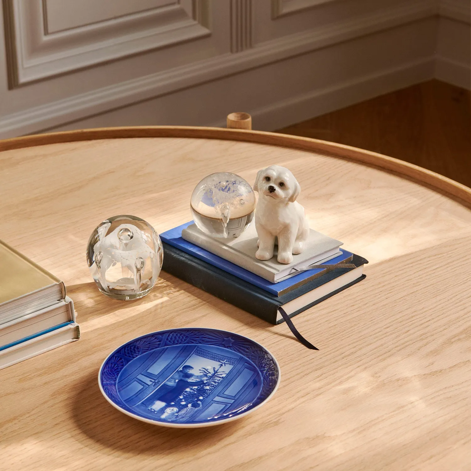 Kgl. Porcelæn Juleplattefigur 2024 hund 10,5 cm blå